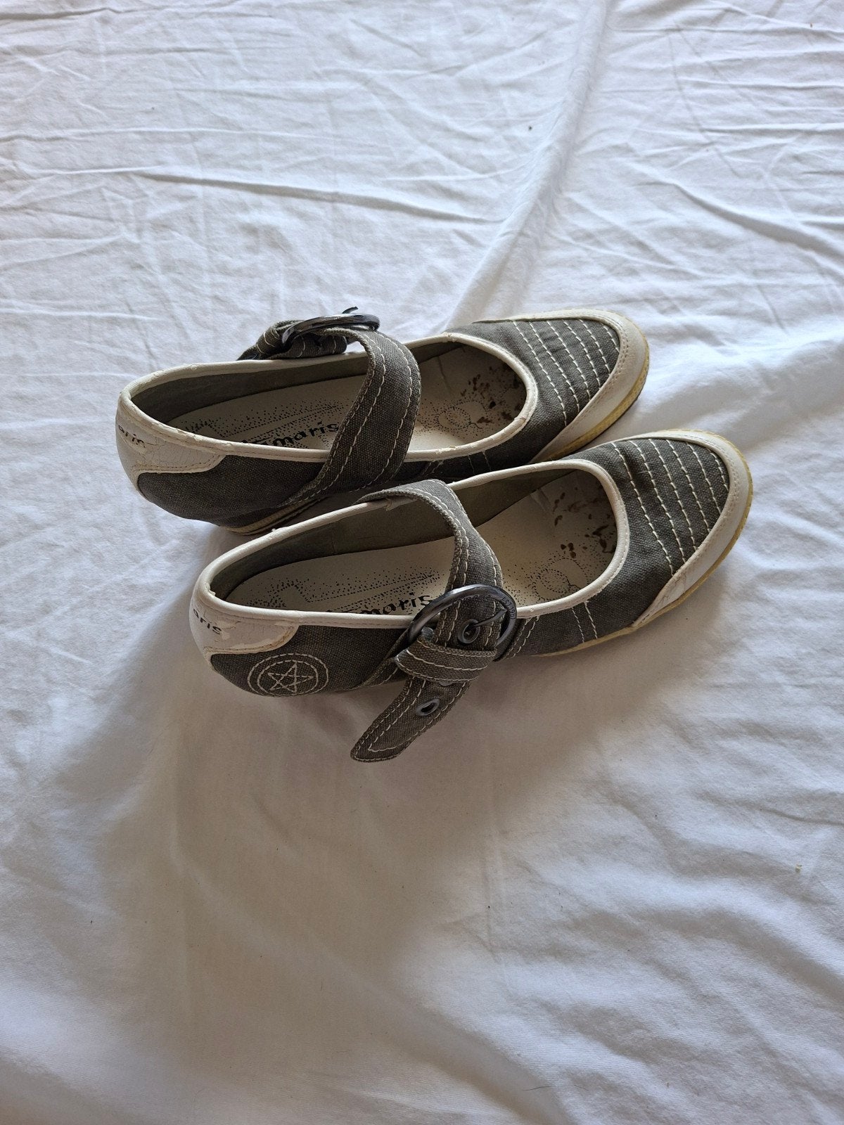 Tamaris grijze pumps met sleehak en riempje - maat 40, Tamaris, Pumps, Ophalen of Verzenden, Grijs