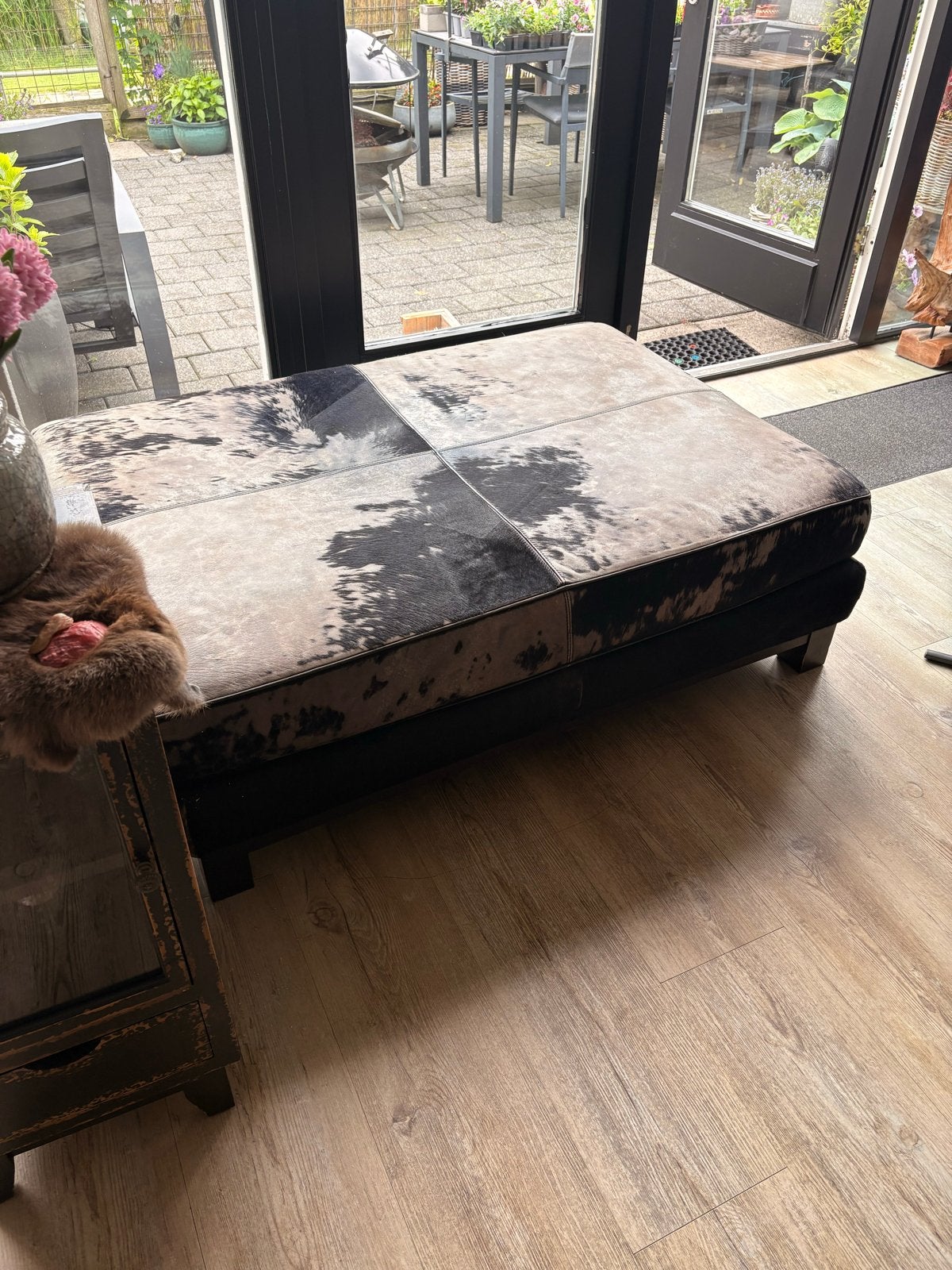Luxe Poef van Koeienhuid - Zwart/Wit, Huis en Inrichting, Banken | Voetenbanken en Poefen, Ophalen, 50 tot 75 cm, Leer, Zo goed als nieuw