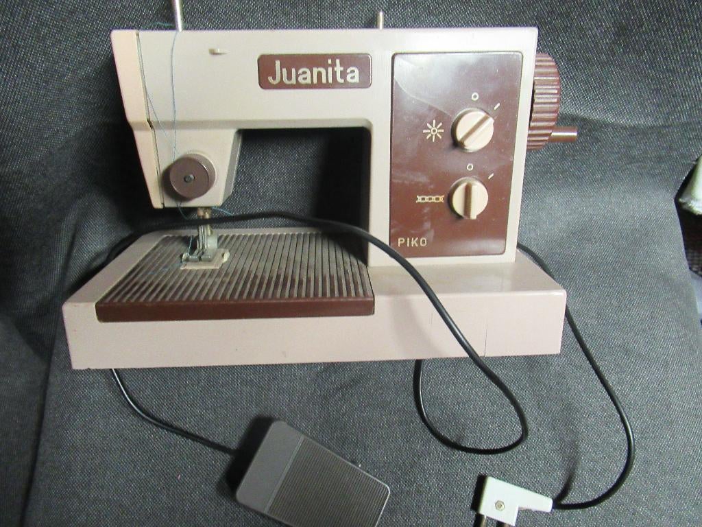 KINDERNAAIMACHIENTJE oud Juanita 25x13 cm Bakeliet € 10, Ophalen of Verzenden