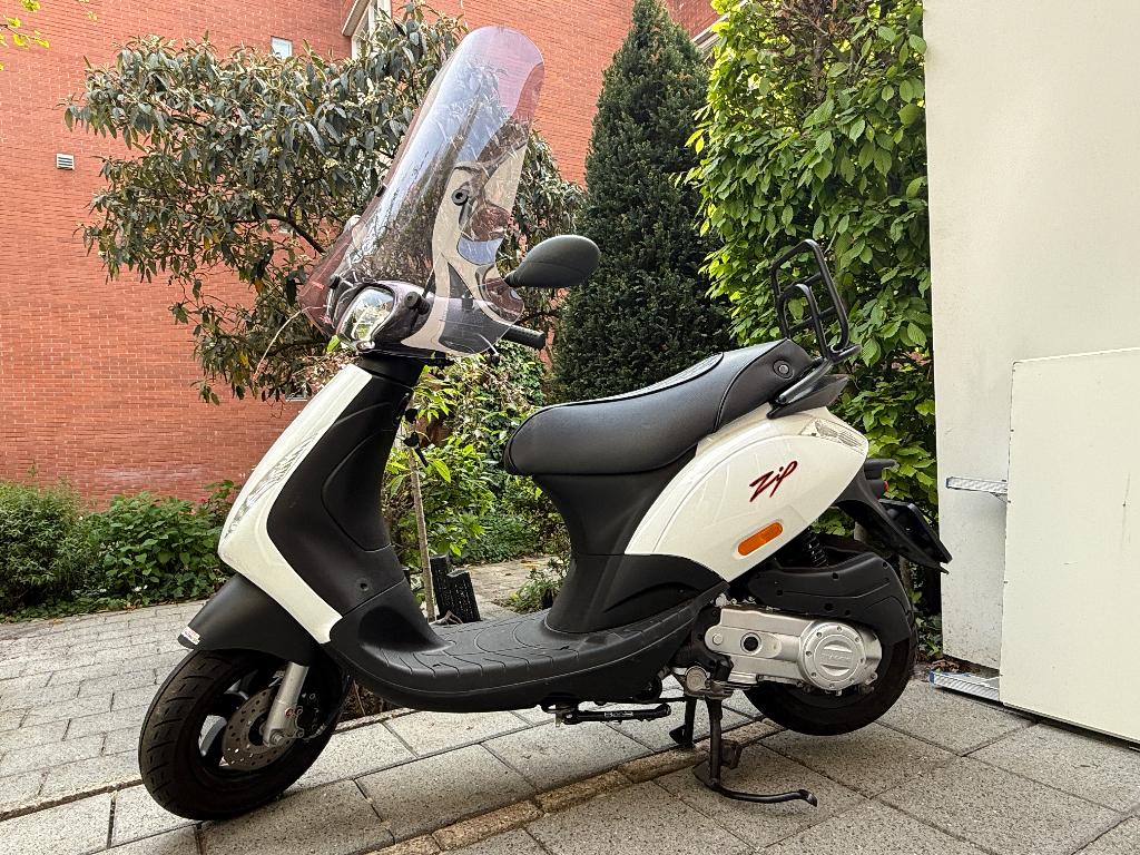 Piaggio, Fietsen en Brommers, Scooters | Piaggio, Ophalen, Zip, Zo goed als nieuw, Benzine