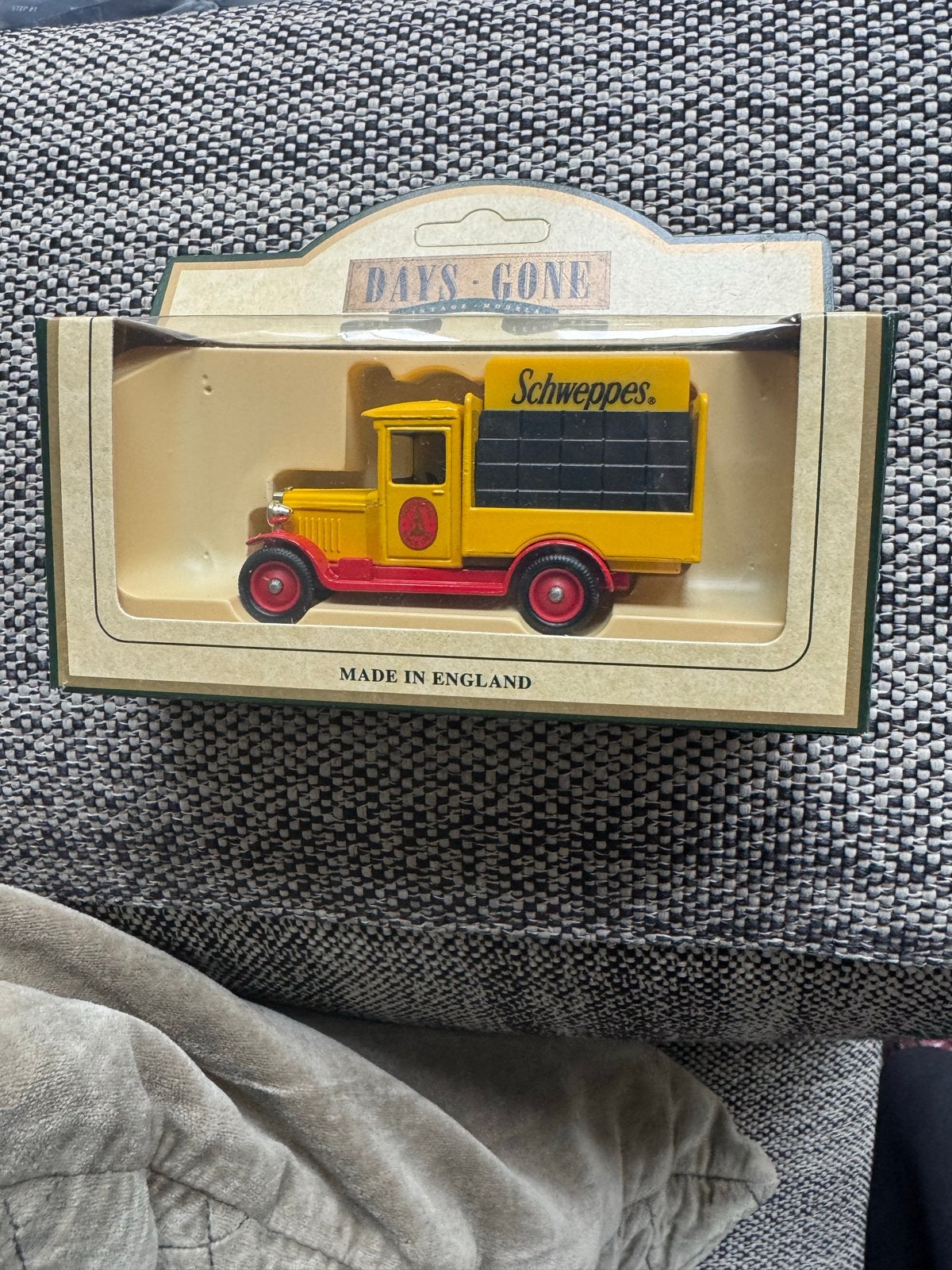 Days Gone 1934 Chevrolet Bottle Van Schweppes, Overige merken, 1:50 of kleiner, Nieuw, Ophalen of Verzenden
