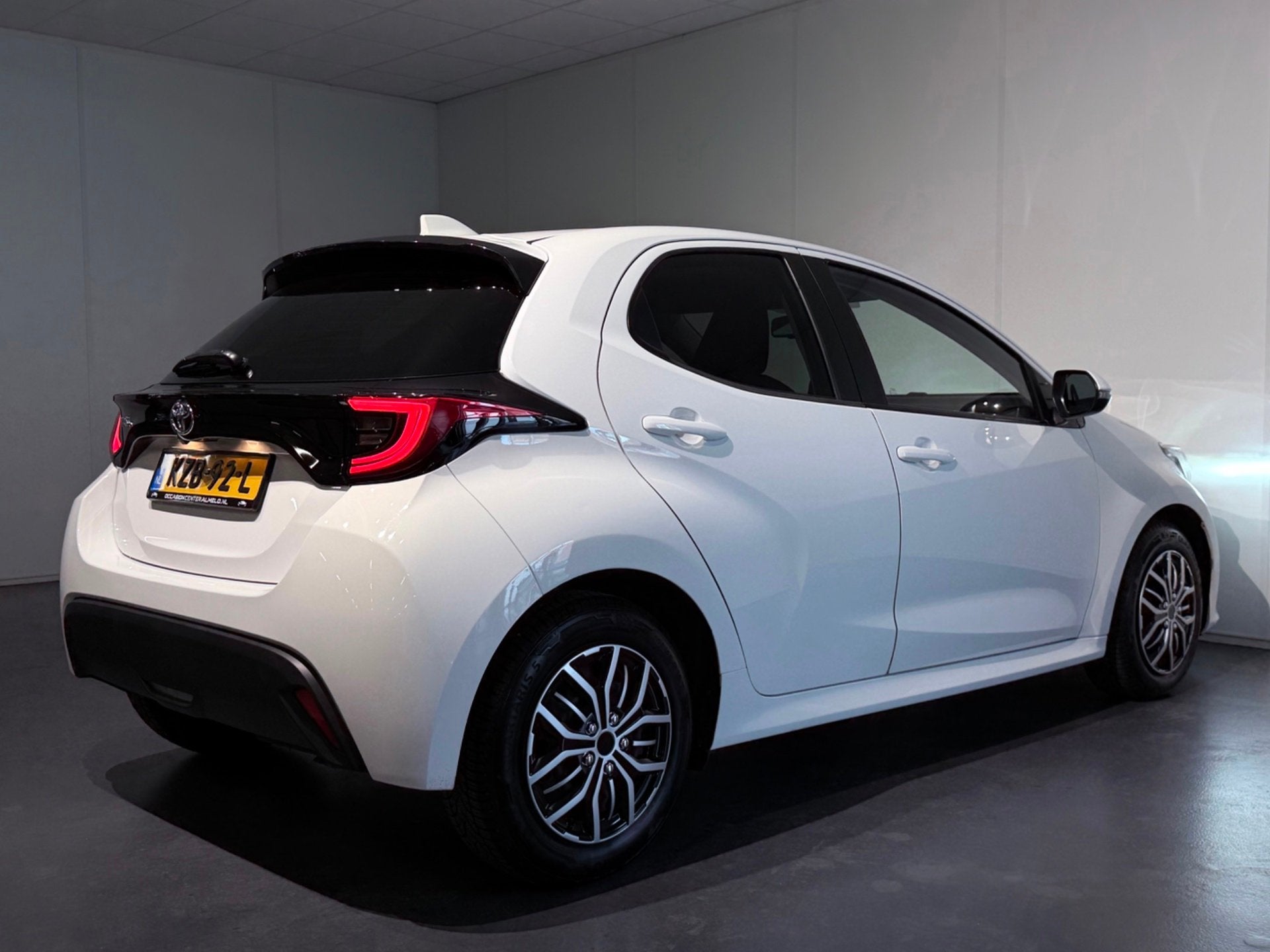 Toyota Yaris 1.5 VVT-i Active /Clima/Cruise/Keyless/CarPlay/, Auto's, Voorwielaandrijving, Gebruikt, Euro 6, Wit