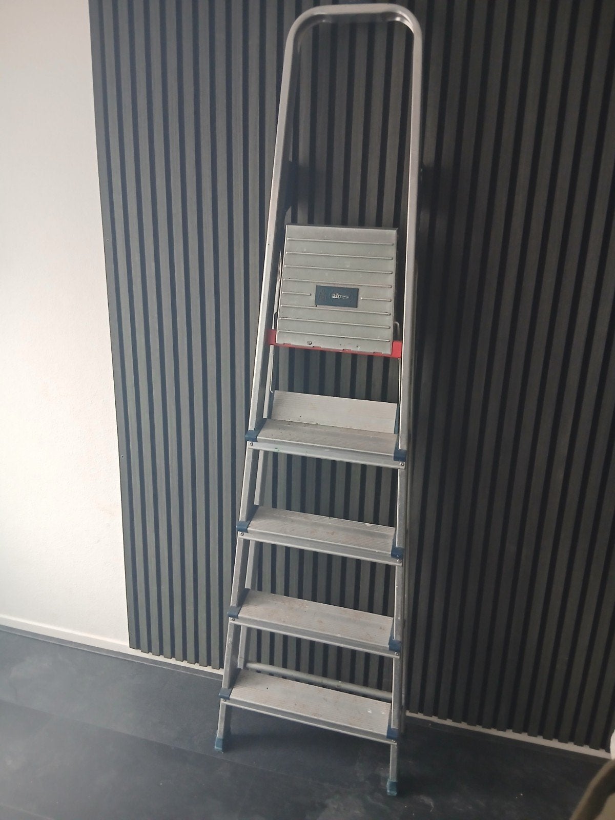 Altrex trap / ladder / huishoudtrap 5 treden in goede staat., Ophalen, Zo goed als nieuw, Opvouwbaar of Inschuifbaar