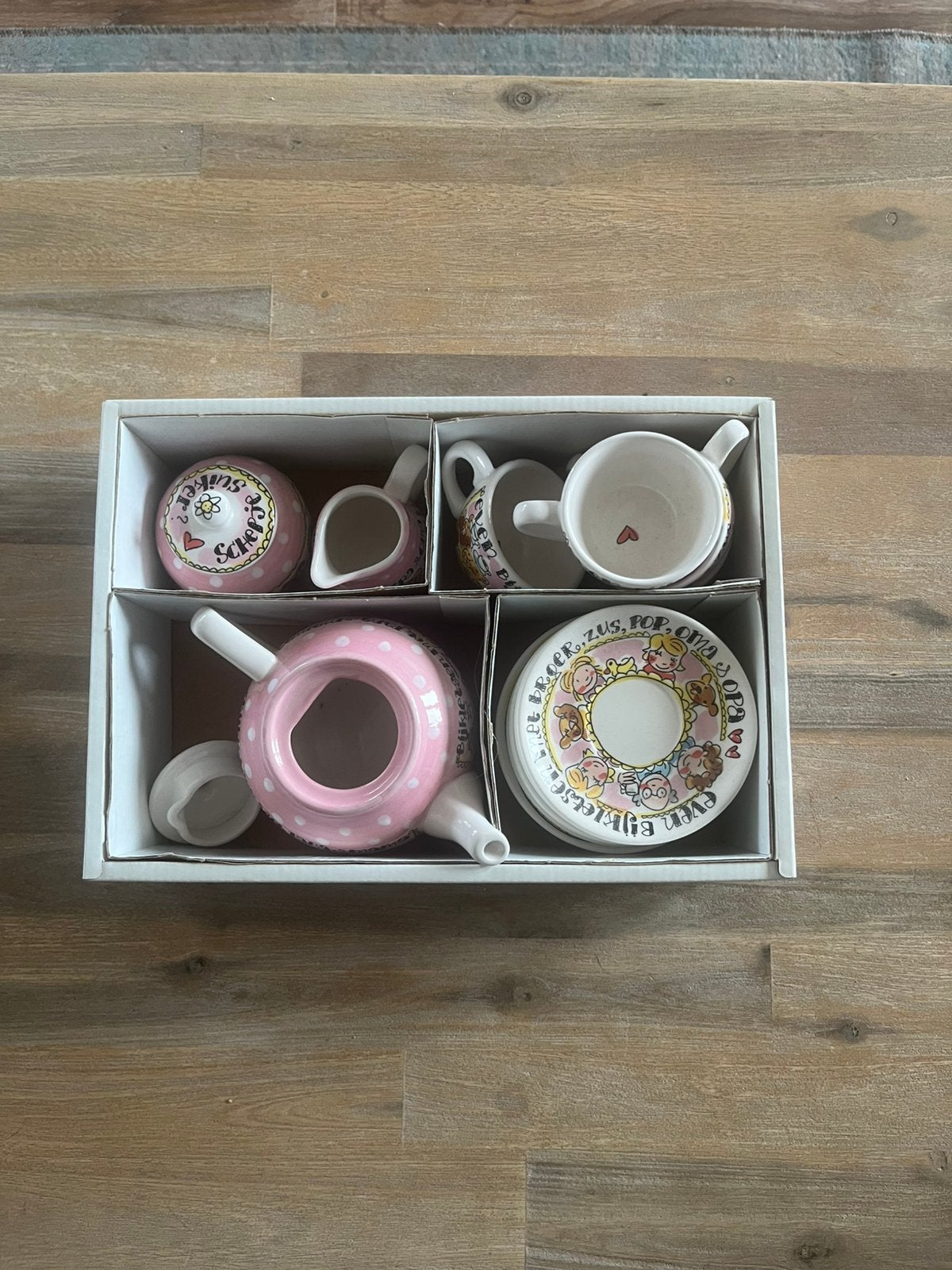 Blond Amsterdam theeservies 'Even Bijkletsen', Huis en Inrichting, Keuken | Servies, Ophalen, Keramiek, Zo goed als nieuw, Modern