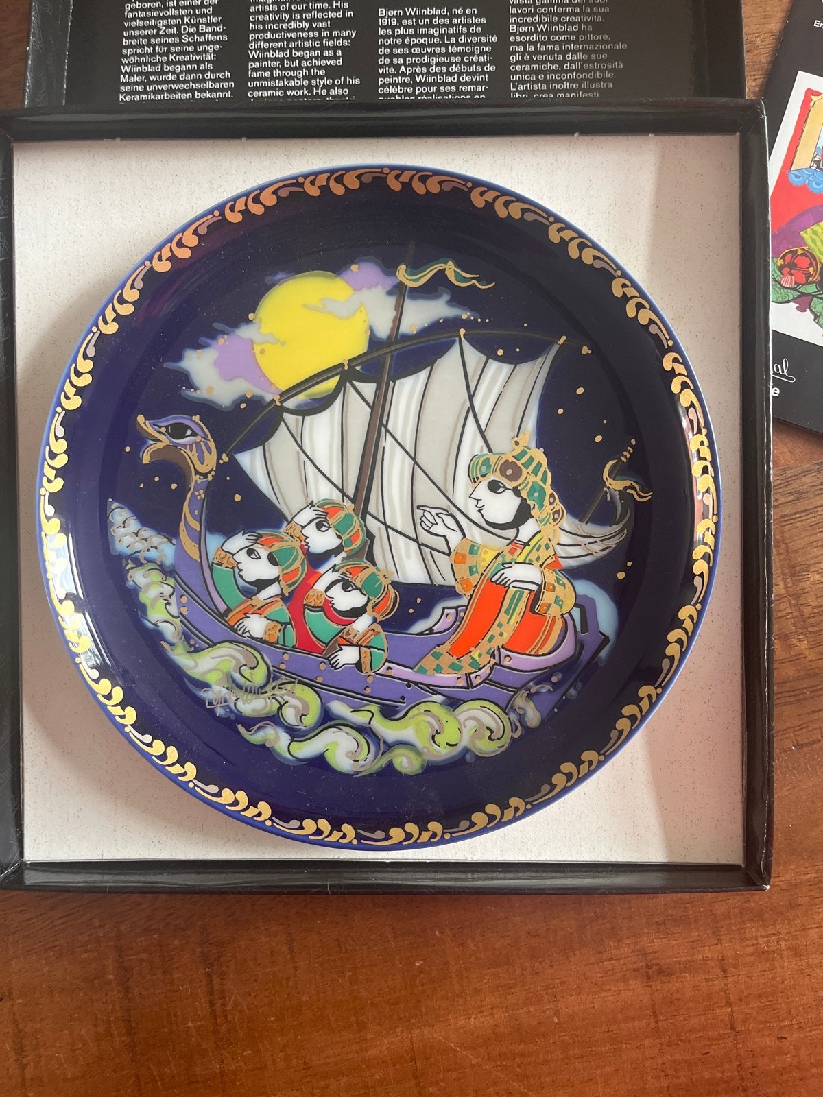 Bjørn Wiinblad Wandbord 'De Boot' - Blauw met Goud, Antiek en Kunst, Ophalen of Verzenden