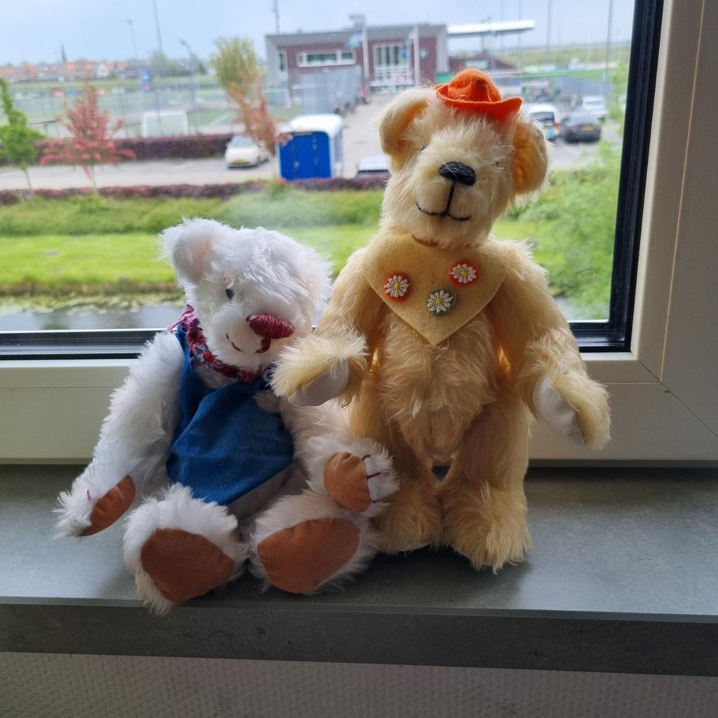 2 handgemaakte beren (kunnen zitten en staan), Ophalen of Verzenden, Zo goed als nieuw, Stoffen beer, Overige merken