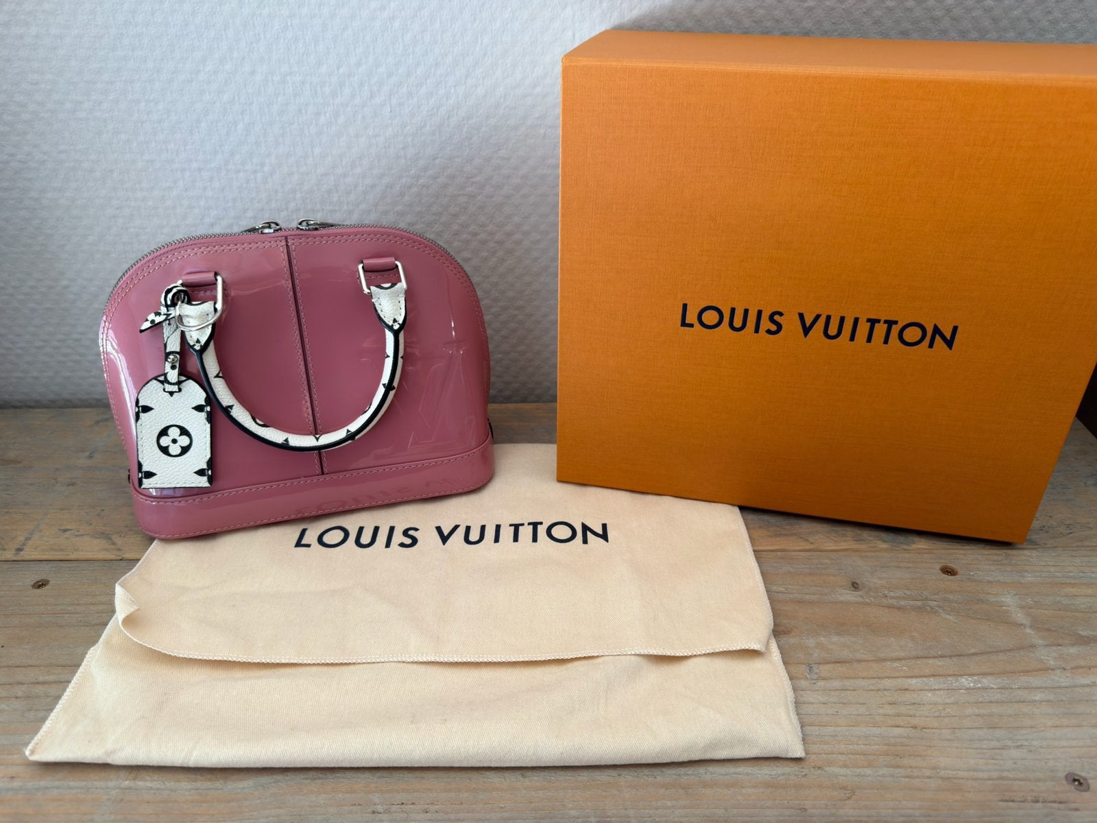 Als nieuw Louis Vuitton ALMA PM Monogram Vernis Rose Blush, Sieraden, Tassen en Uiterlijk, Tassen | Damestassen, Ophalen, Zo goed als nieuw