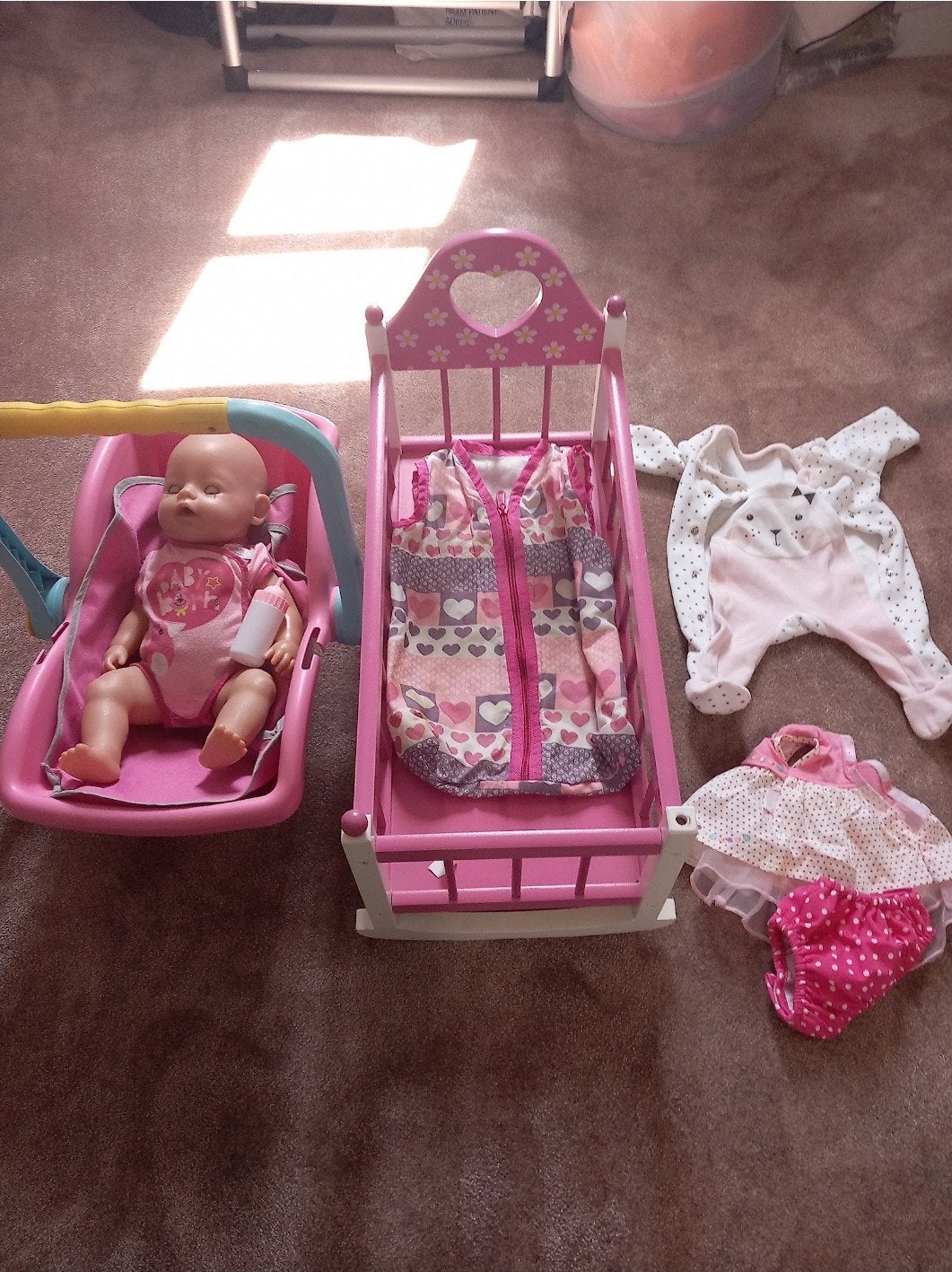 BABY born poppenmeisjesset met houten wieg en autostoeltje, Ophalen of Verzenden, Zo goed als nieuw, Babypop