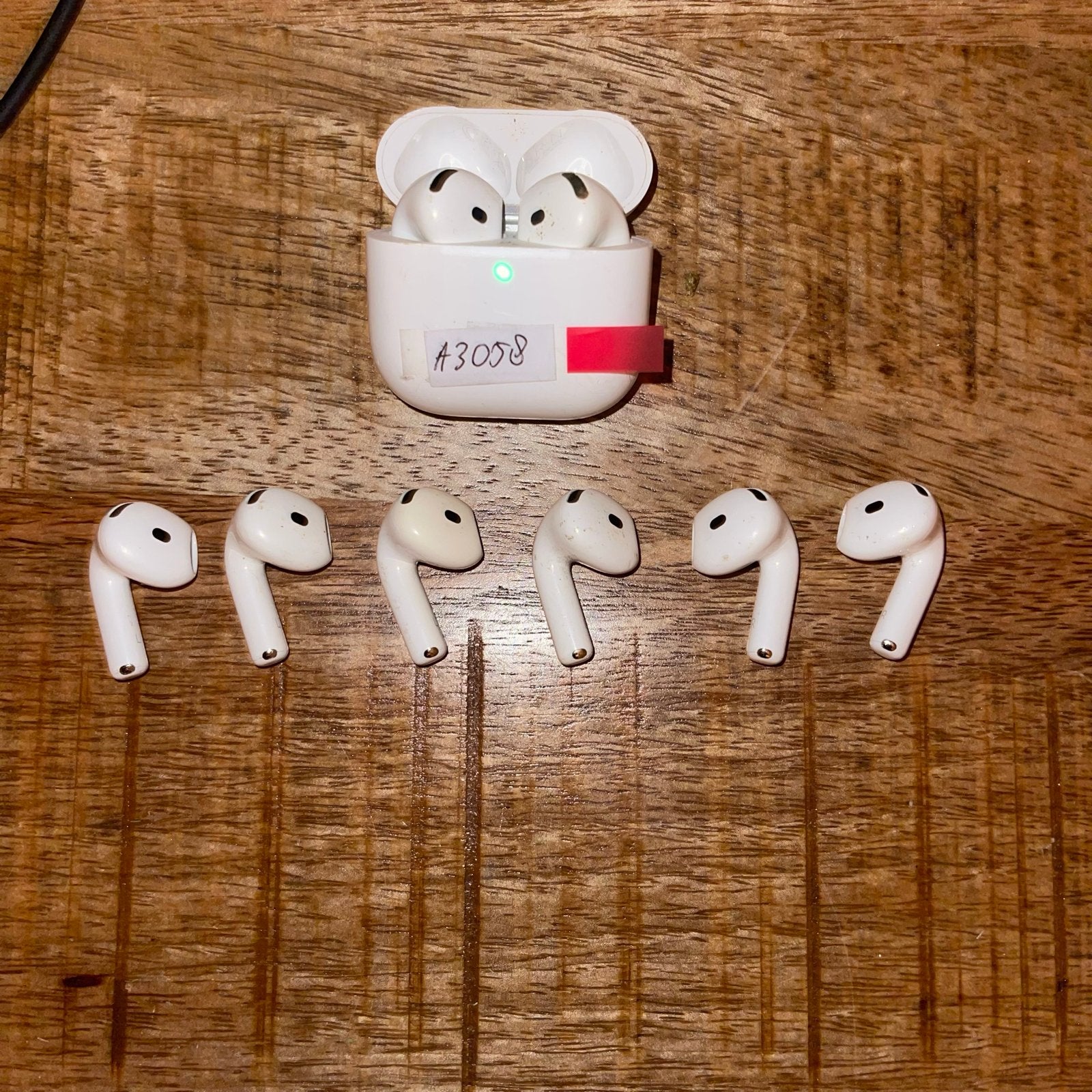 Originele AirPods 4 oortjes (Links A3053, Rechts A3050), In-ear, Gebruikt, Ophalen of Verzenden, Wit