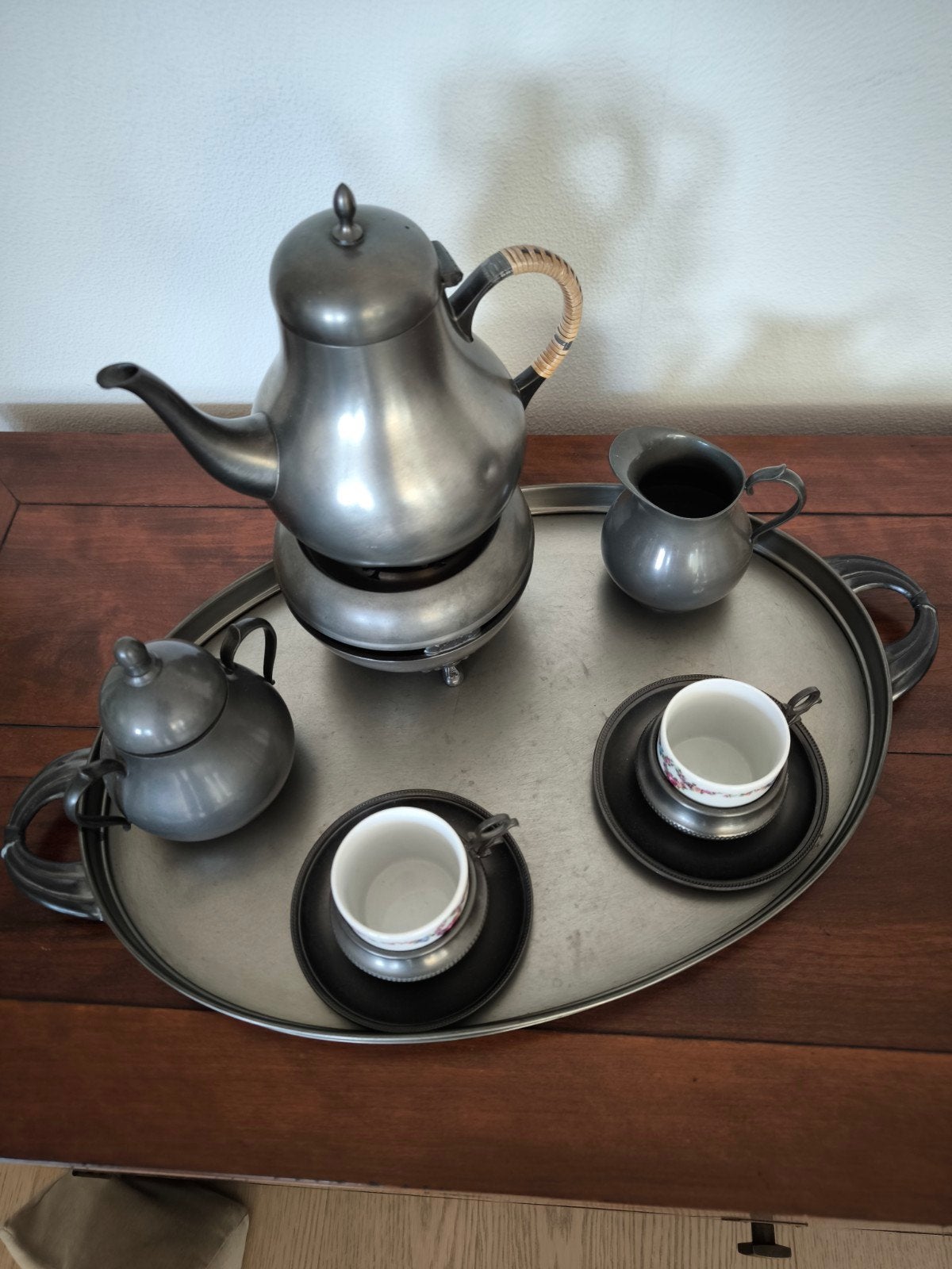 Antiek tinnen koffie- en theeservies op dienblad, Ophalen