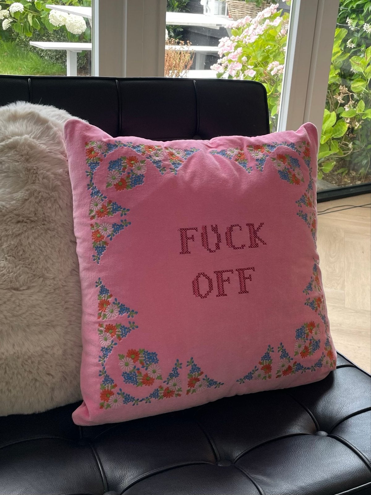 “Fuck off” roze sierkussen van Urban Outfitters (ZGAN!), Overige merken, Met print, Vierkant, Ophalen of Verzenden