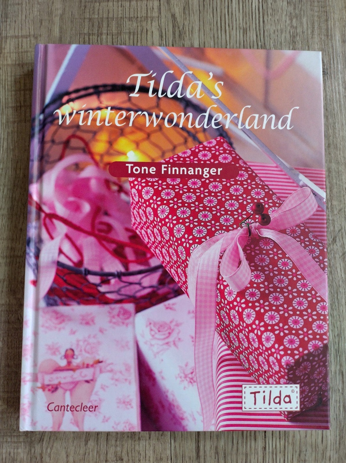 Tilda's Winterwonderland - Tone Finnanger - Knutselboek, Ophalen of Verzenden, Zo goed als nieuw, Scrapbooking en Knutselen, Tone Finnanger