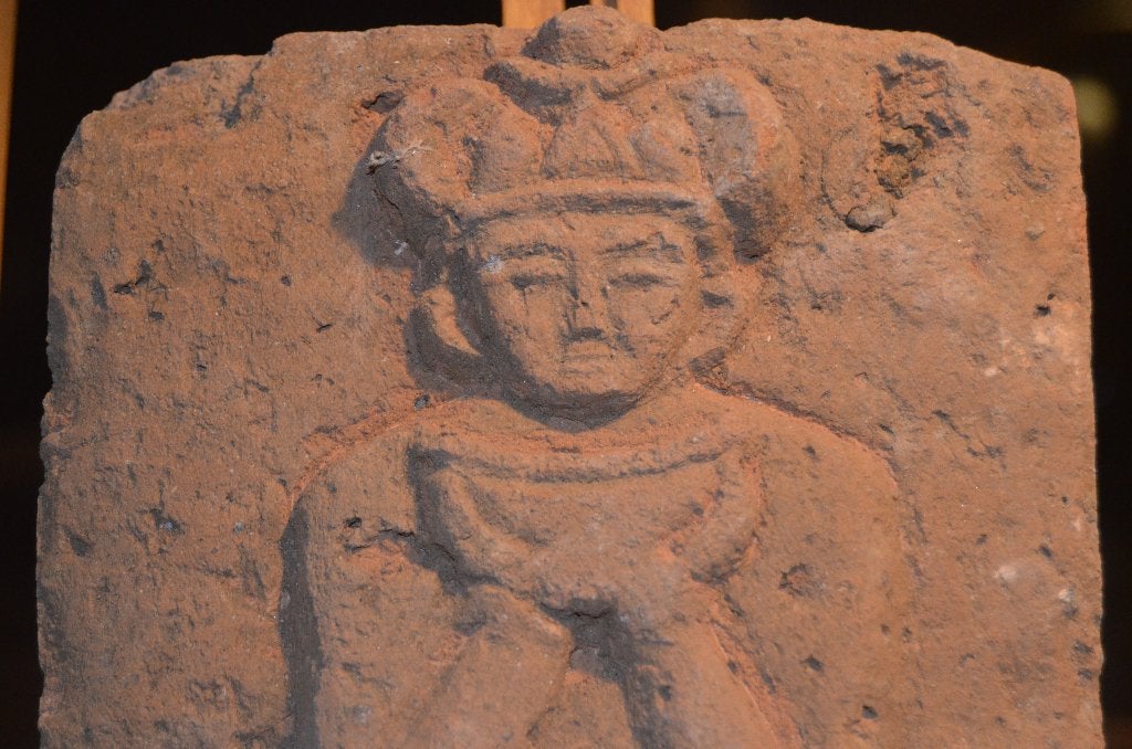 Terracotta gevelsteen Majapahit O. Java 13e - 15e eeuw, Antiek en Kunst, Oranje, Steen/keramiek, Overige typen, Ophalen of Verzenden