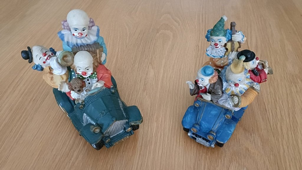 SERIE GRAPPIGE CLOWNS IN EEN AUTO ALS SPAARPOT, Ophalen, Gebruikt, Steen, Aardewerk of Keramiek, Vervoermiddel