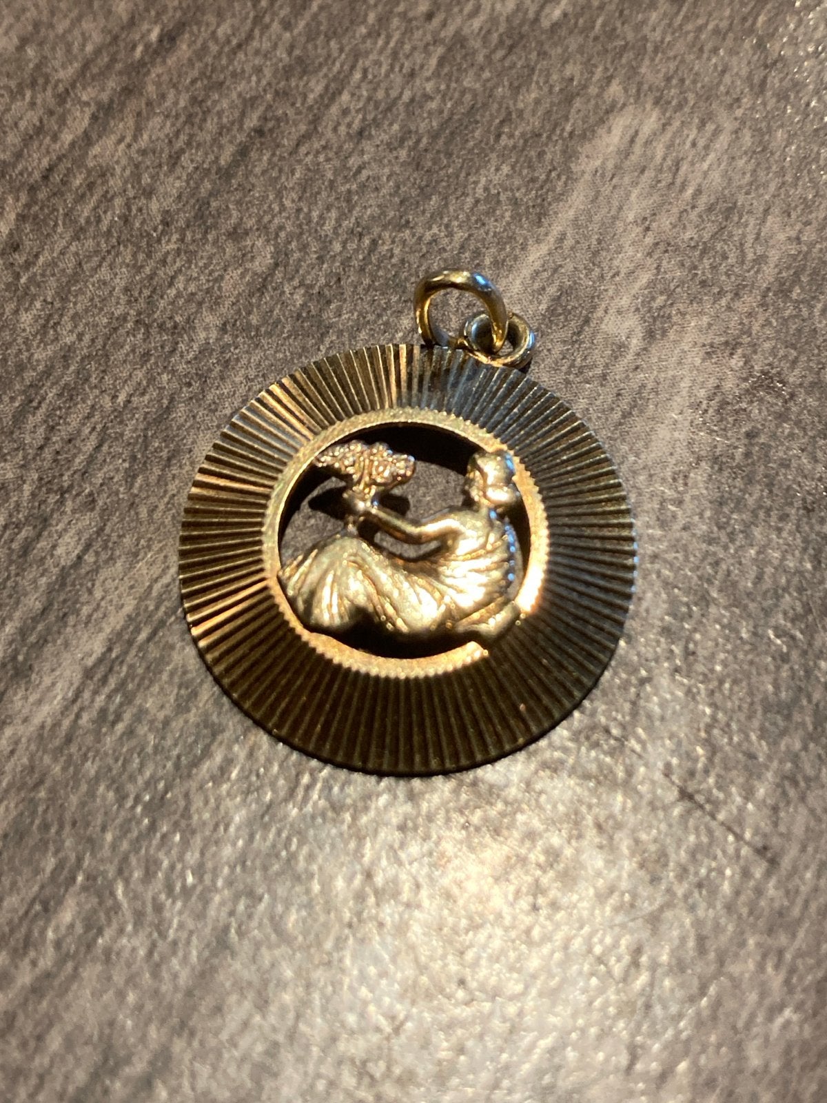 Vintage Gouden Hanger met Vrouwelijk Figuur, Ophalen of Verzenden, Gebruikt, Goud, Bloem of Plant