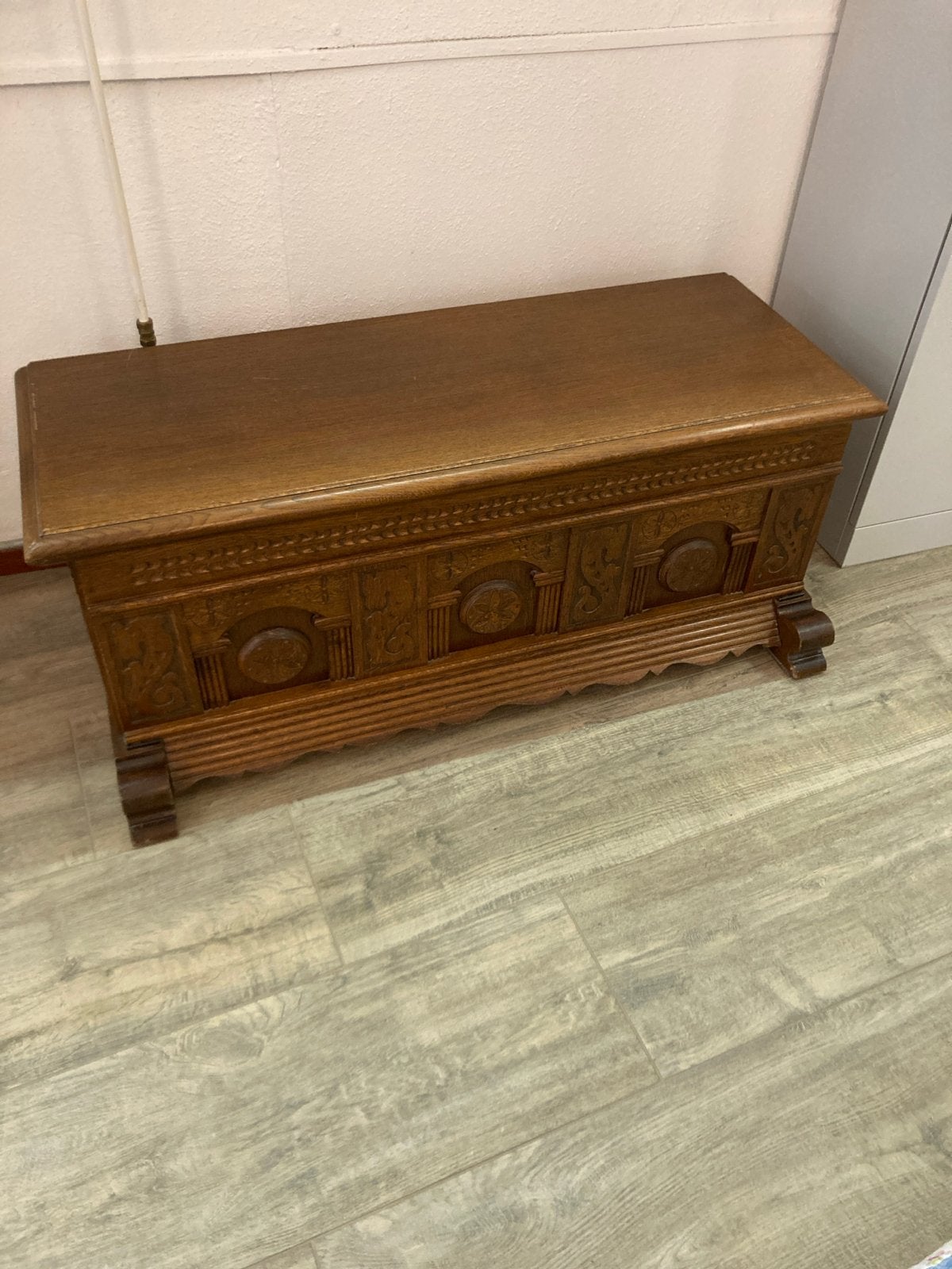 houten kist met houtsnijwerk, Ophalen, 100 tot 150 cm, 50 tot 75 cm