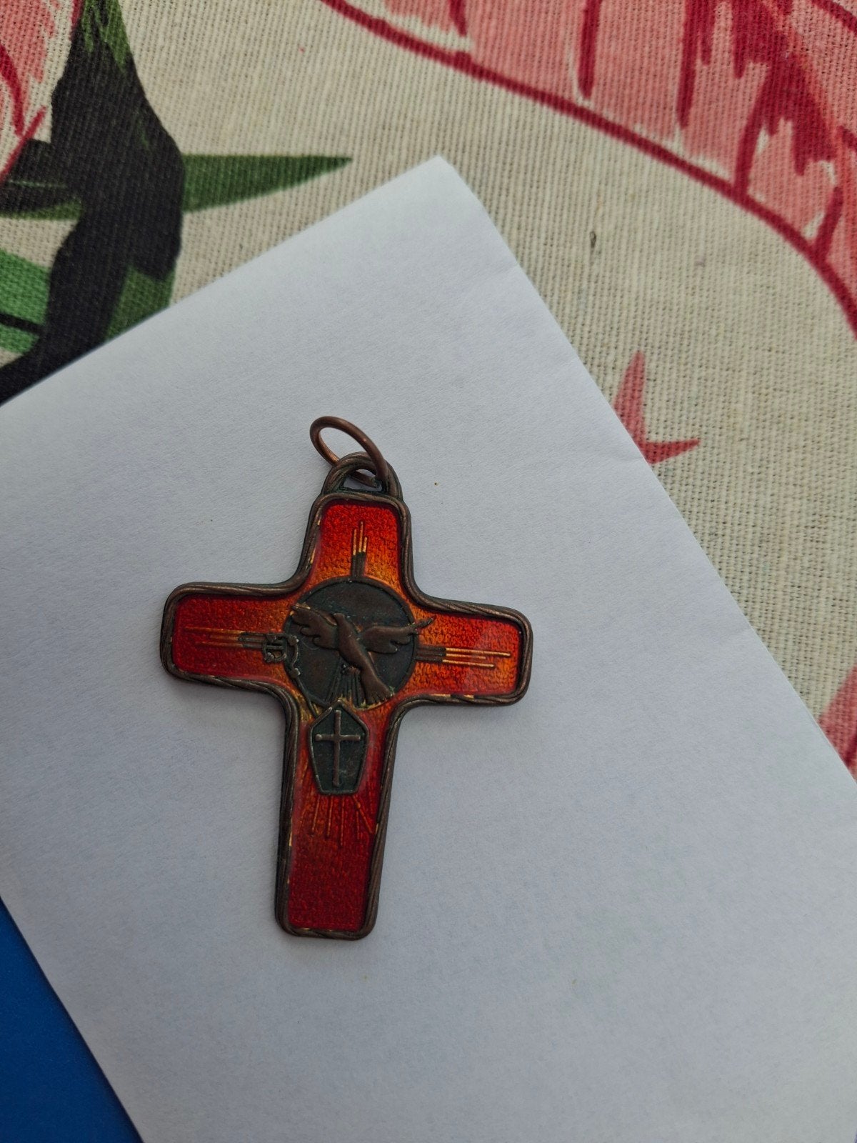 Vintage rood geëmailleerd kruisje met duif, Ophalen of Verzenden