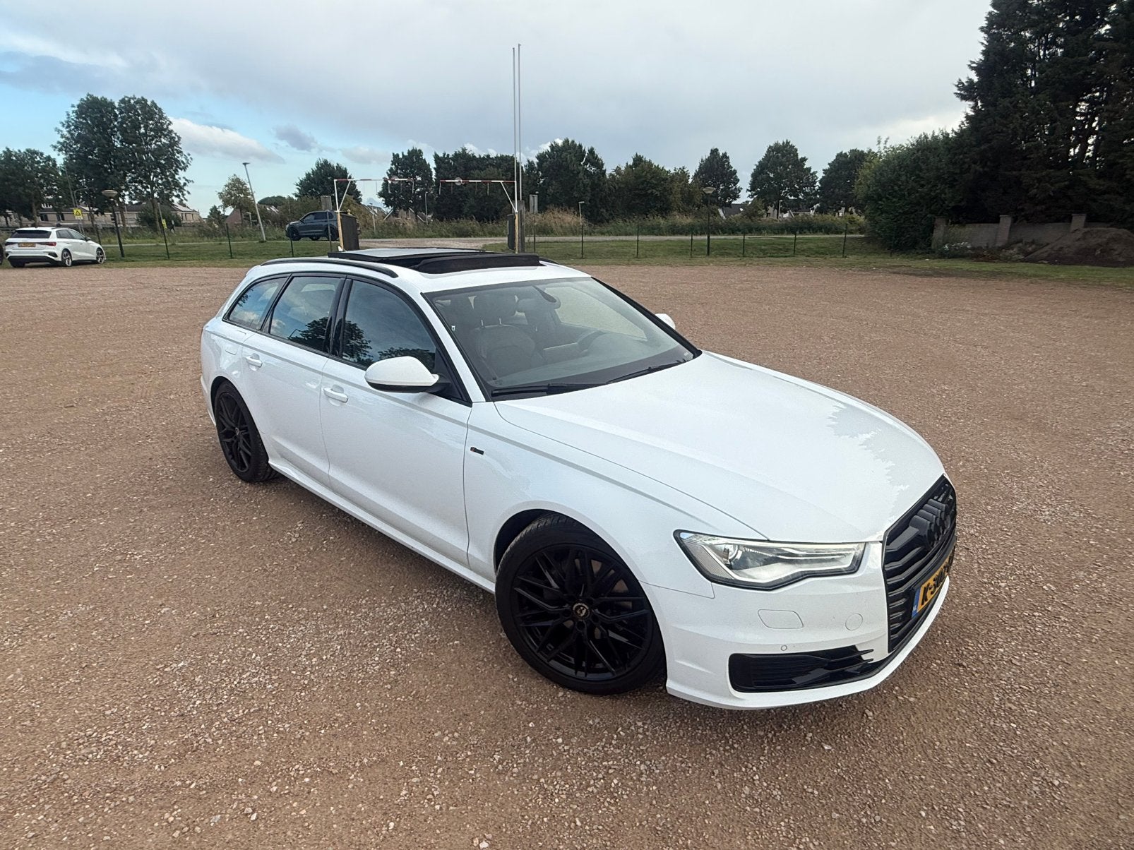 Audi A6 1.8 Tfsi 255PK Avant 2016 Wit Pano trekhaak, Auto's, Voorwielaandrijving, Zwart, Leder en Stof, Wit