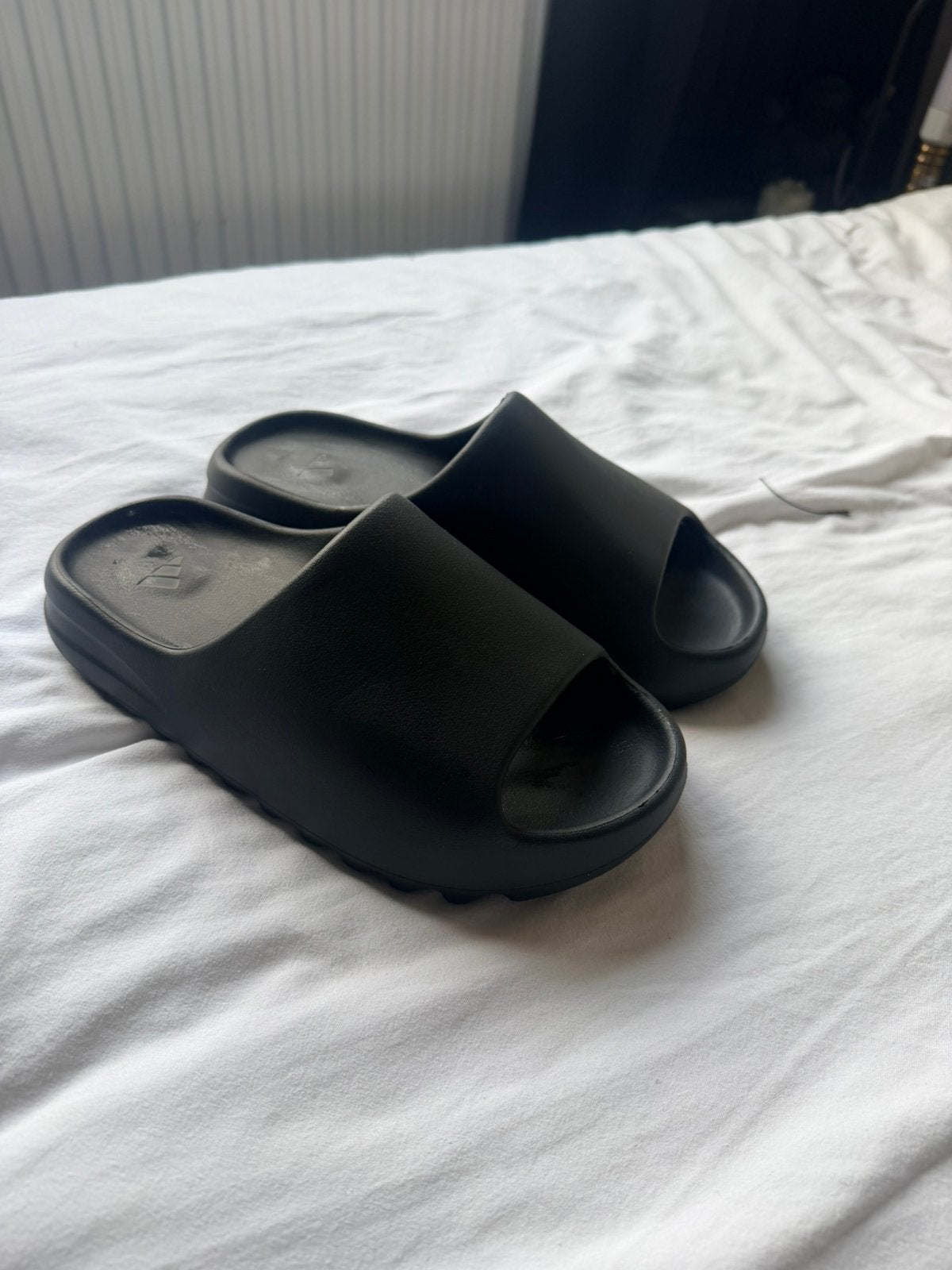 Nieuwe Adidas yeezz slippers maat 43, Ophalen of Verzenden, Zo goed als nieuw, Zwart