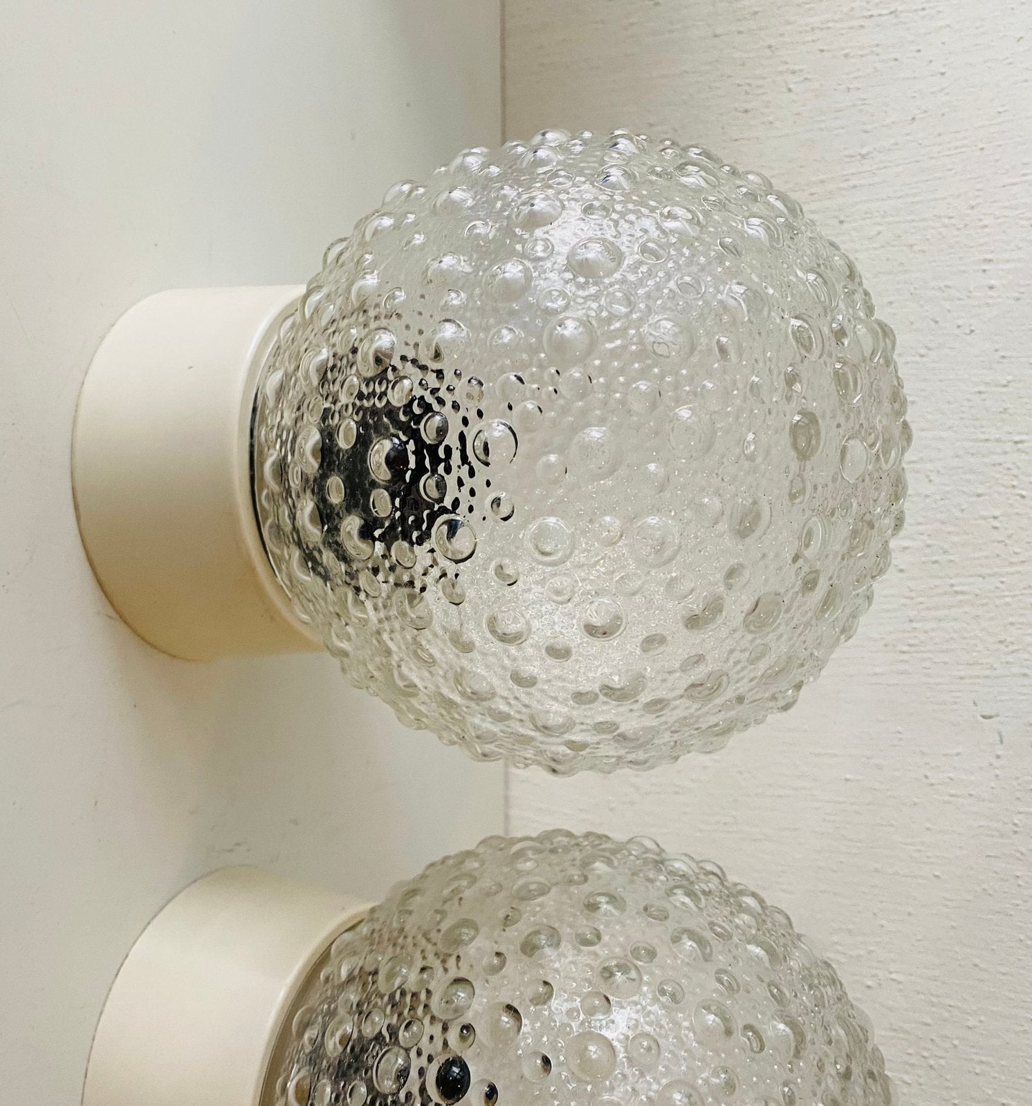 Relief glazen 70s plafondlamp bolletje , 2 in voorr., Ophalen of Verzenden, Huis en Inrichting