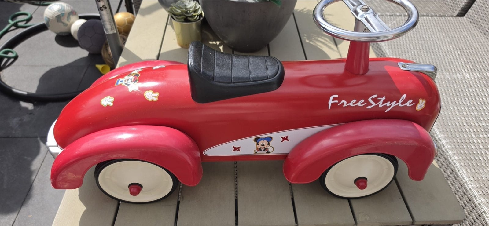 Rode loopauto met Mickey Mouse stickers, Kinderen en Baby's, Speelgoed | Speelgoedvoertuigen, Ophalen, Gebruikt