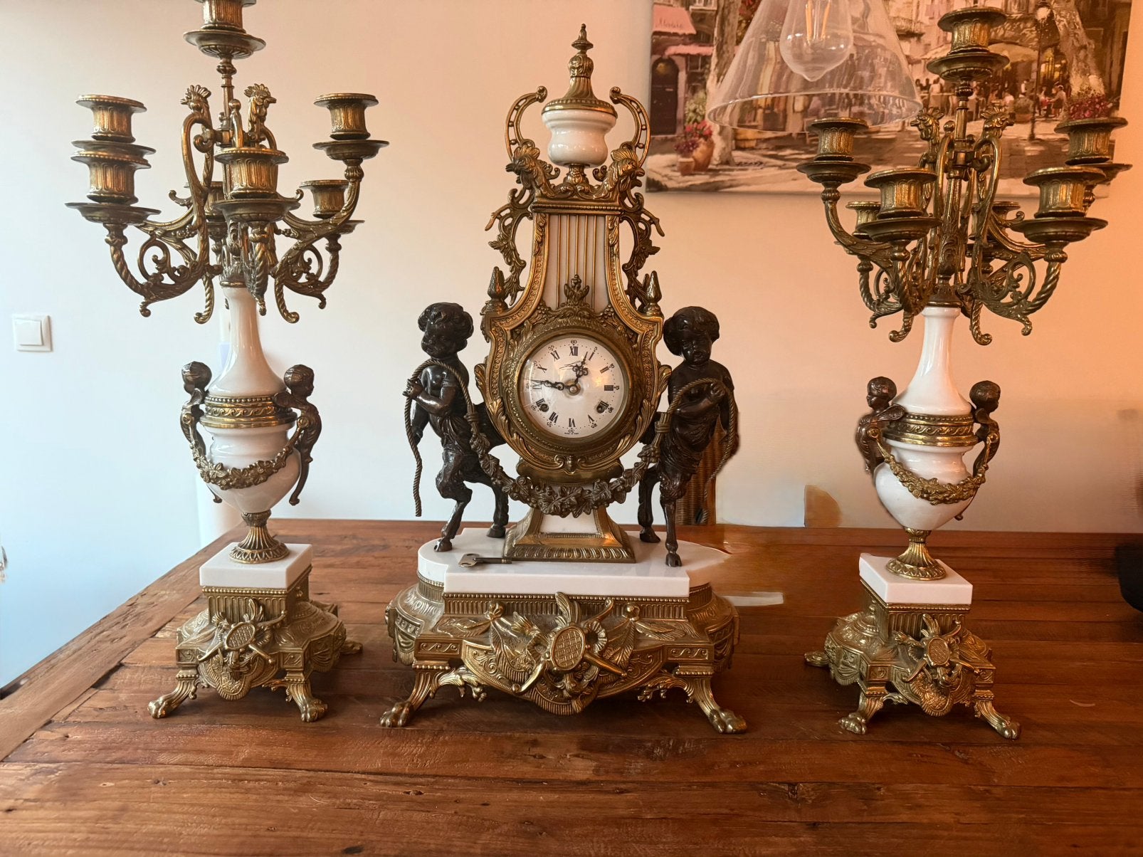 Antieke pendule met twee bijpassende kandelabers, Ophalen, Koper of Brons
