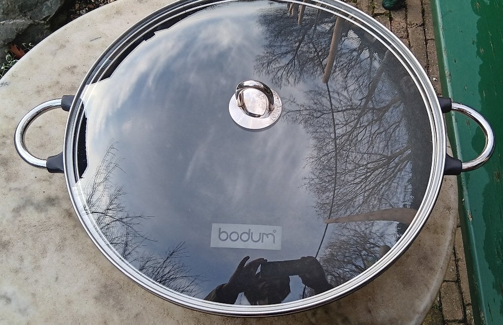 Wok gietijzer met deksel BODUM 36 CM., Gietijzer, Geschikt voor inductie, Ophalen of Verzenden, Zo goed als nieuw
