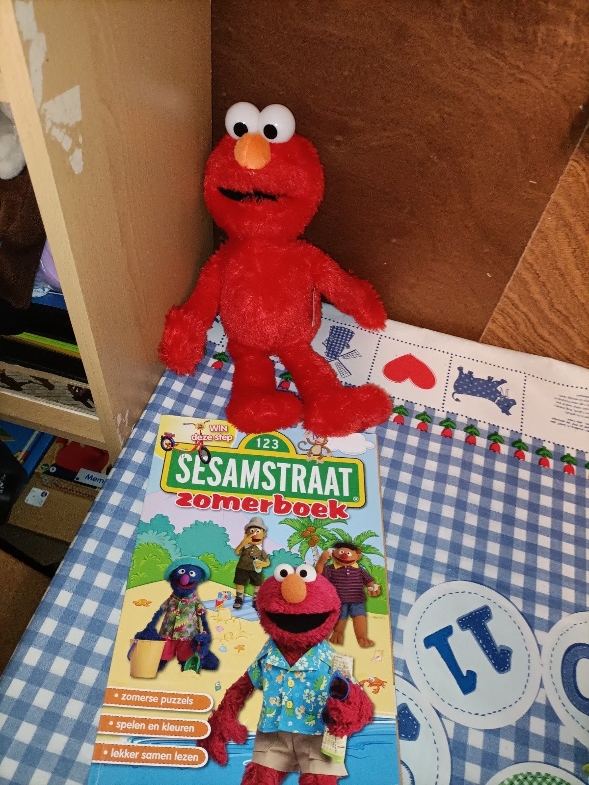 Elmo knuffel 36 cm groot + leuk doeboek Sesamstraat, Ophalen of Verzenden, Zo goed als nieuw, Overige typen