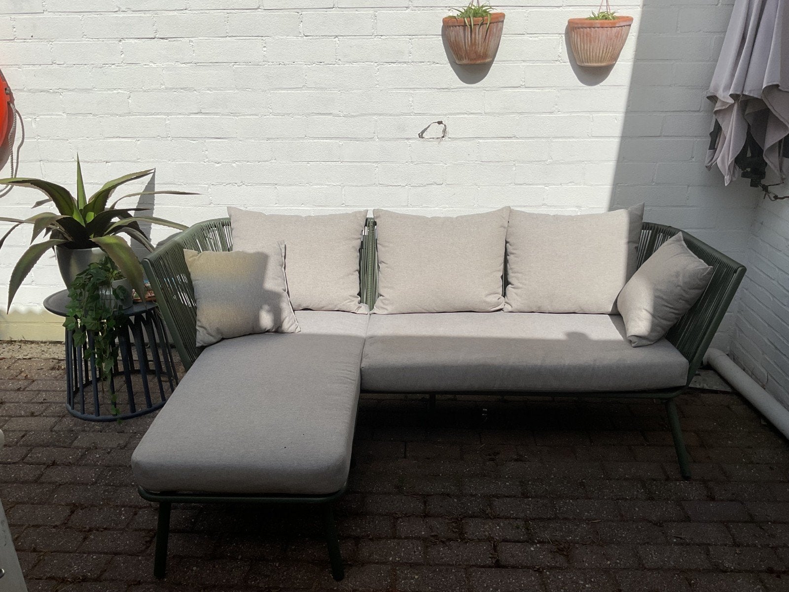 Groene loungeset met chaise longue en kussens, Ophalen, Kunststof, Gebruikt, 3 zitplaatsen