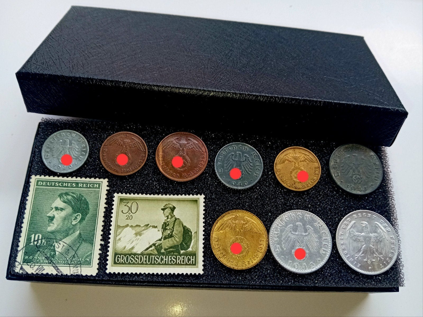 WO2 Reichspfennig Set - 9 Munten & 2 Postzegels in Doosje, Verzamelen, Ophalen of Verzenden, Landmacht, Duitsland, Overige typen