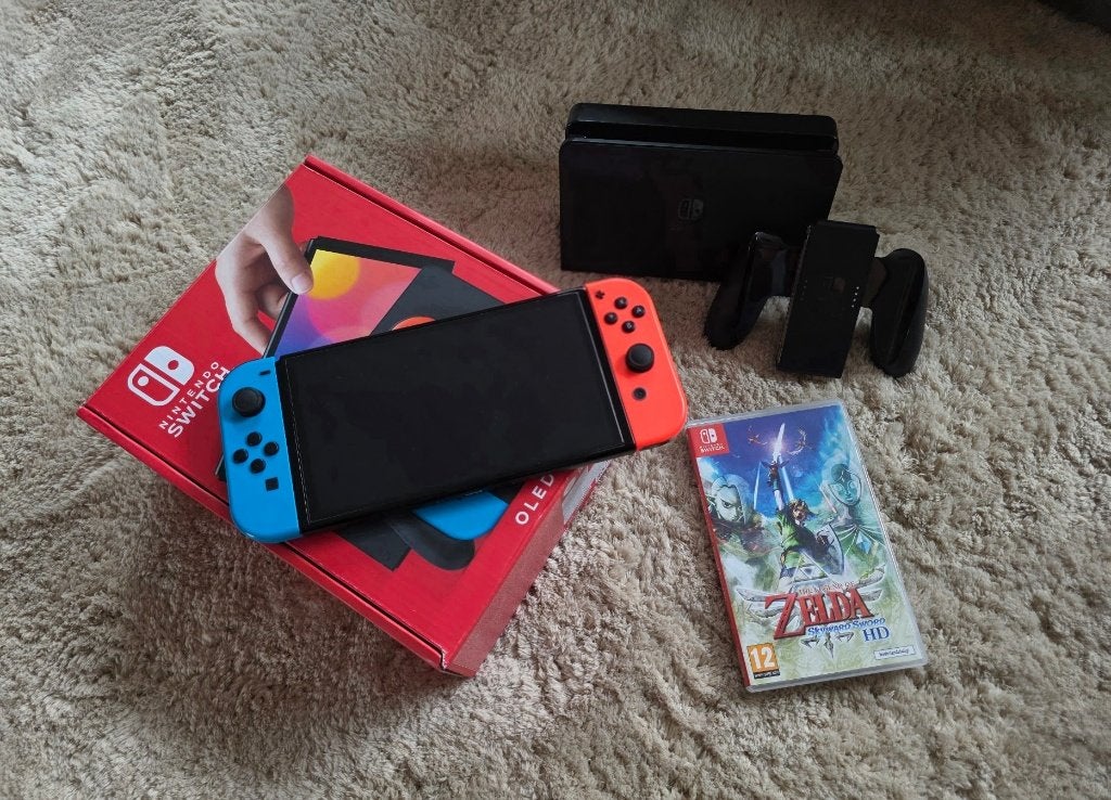 Nintendo Switch (OLED model) Blauw Rood + Zelda SkywardSword, Ophalen of Verzenden, Zo goed als nieuw, Met 2 controllers, Switch OLED