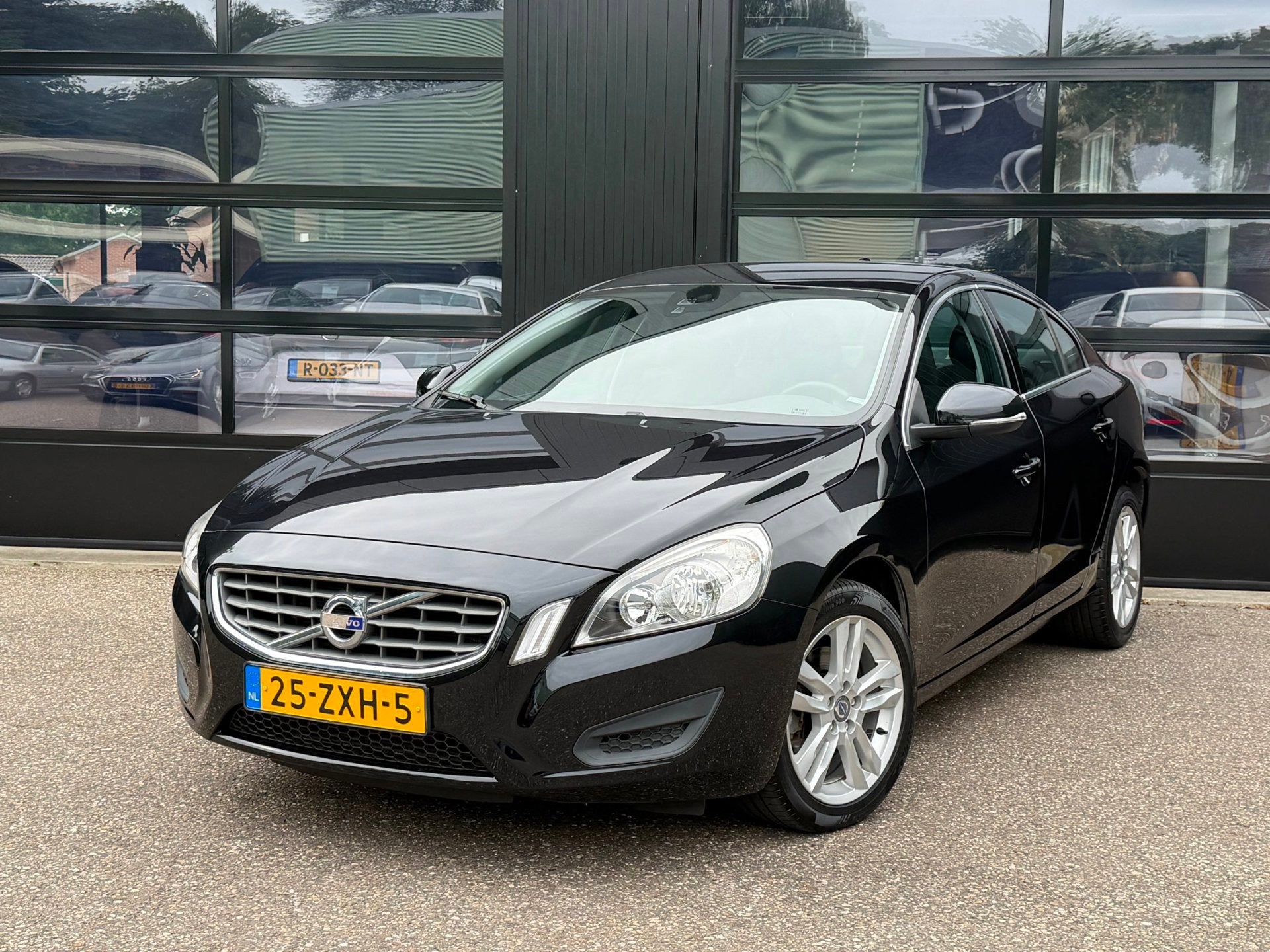 Volvo S60 1.6 T3 Momentum Clima Navi Aut., Auto's, Volvo, 15 km/l, 4 cilinders, 150 pk, Zwart