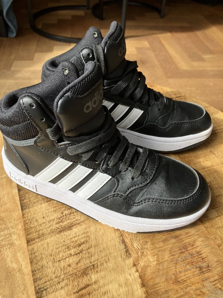 Adidas sneakers maat 34, Kinderen en Baby's, Kinderkleding | Schoenen en Sokken, Ophalen, Adidas, Zo goed als nieuw, Jongen of Meisje