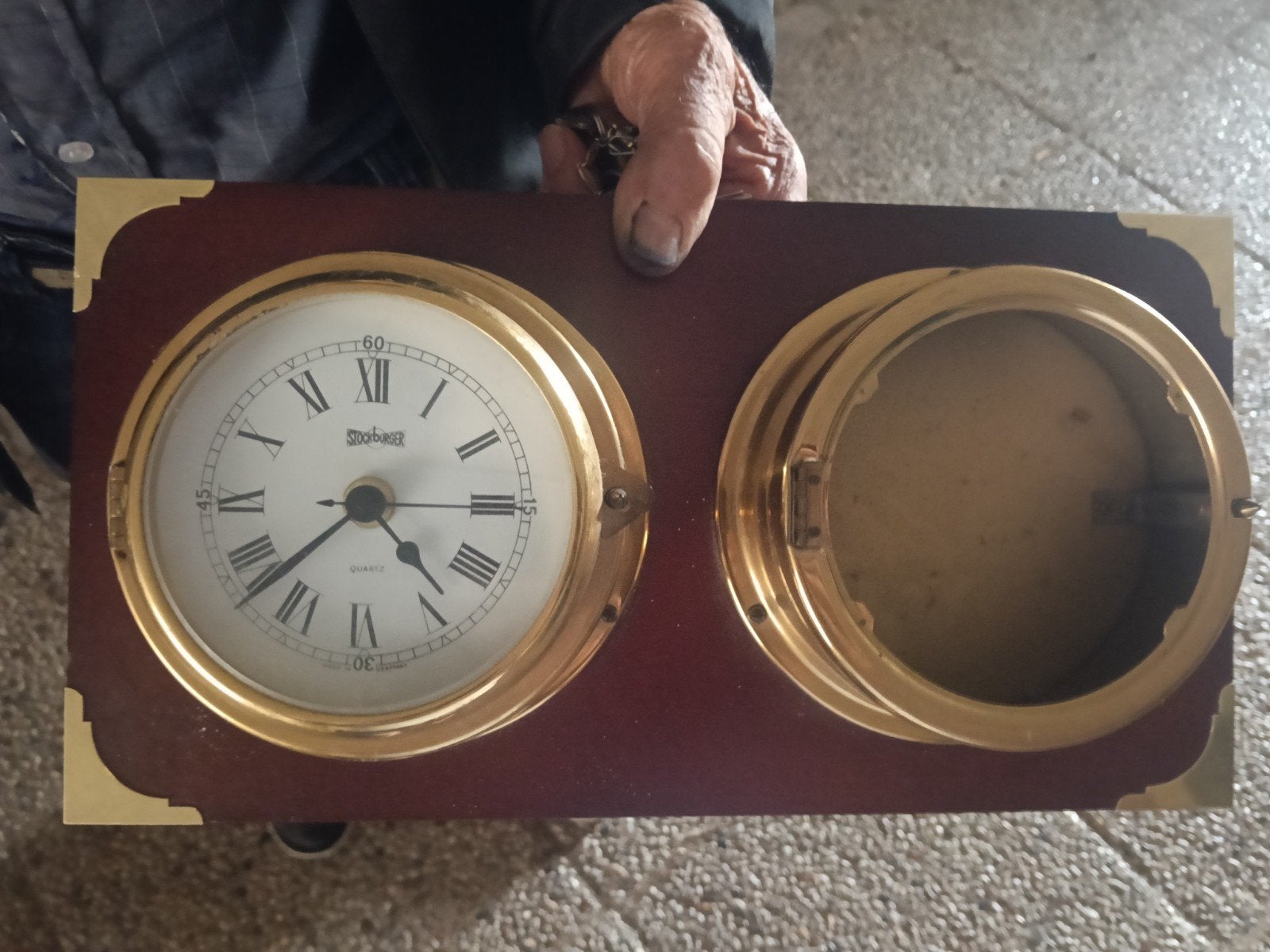 Scheepsklok met barometer op houten plank, Ophalen