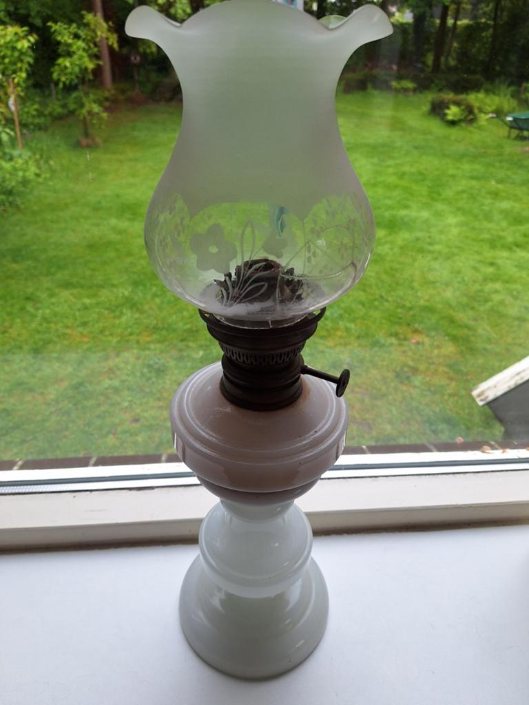 Antieke olielamp met voet van wit opalineglas, Ophalen of Verzenden