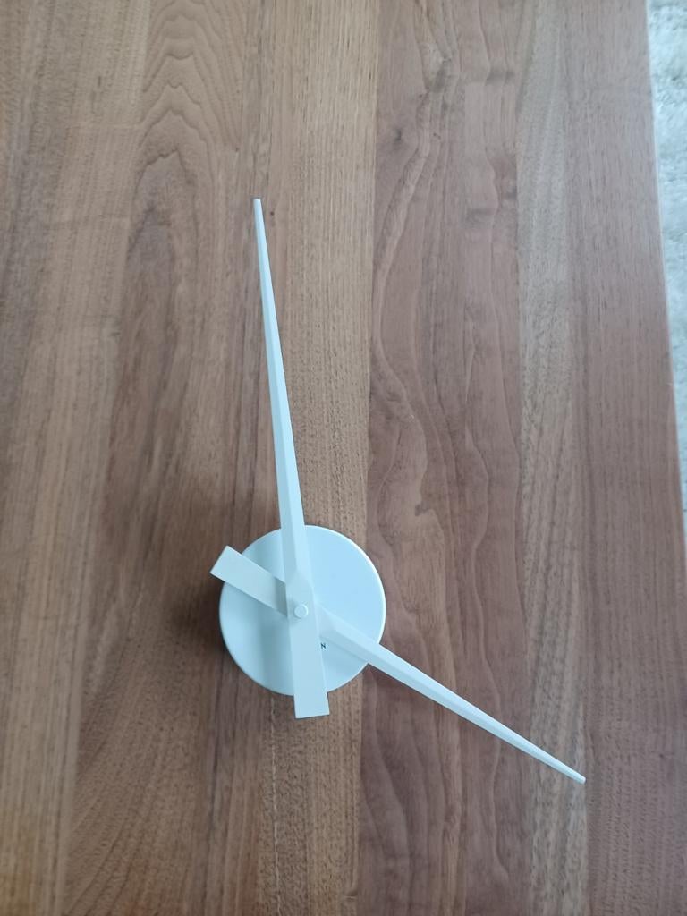 Te koop Karlsson klok witte wijzers, Huis en Inrichting, Woonaccessoires | Klokken, Ophalen of Verzenden, Wandklok