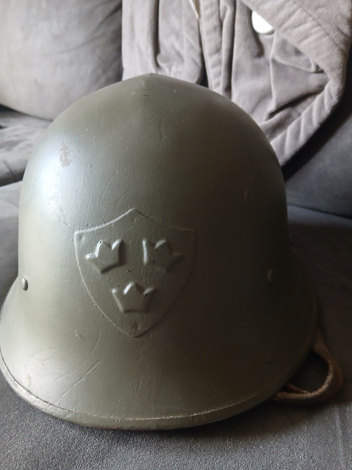 Zweedse M37/65 Legerhelm met Drie Kronen Embleem, Verzamelen, Ophalen of Verzenden
