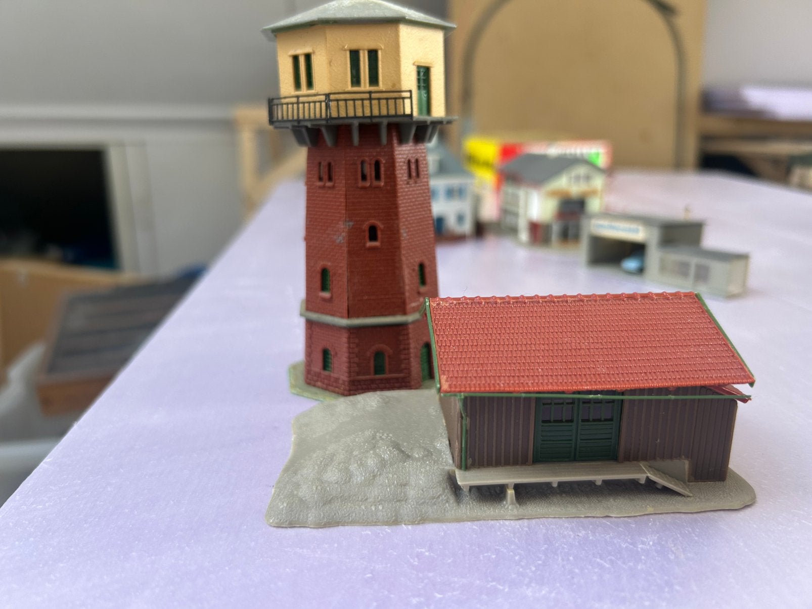 N spoor watertoren en kleine goederen loods, Hobby en Vrije tijd, Modeltreinen | N-Spoor, Overige merken, Gelijkstroom of Wisselstroom