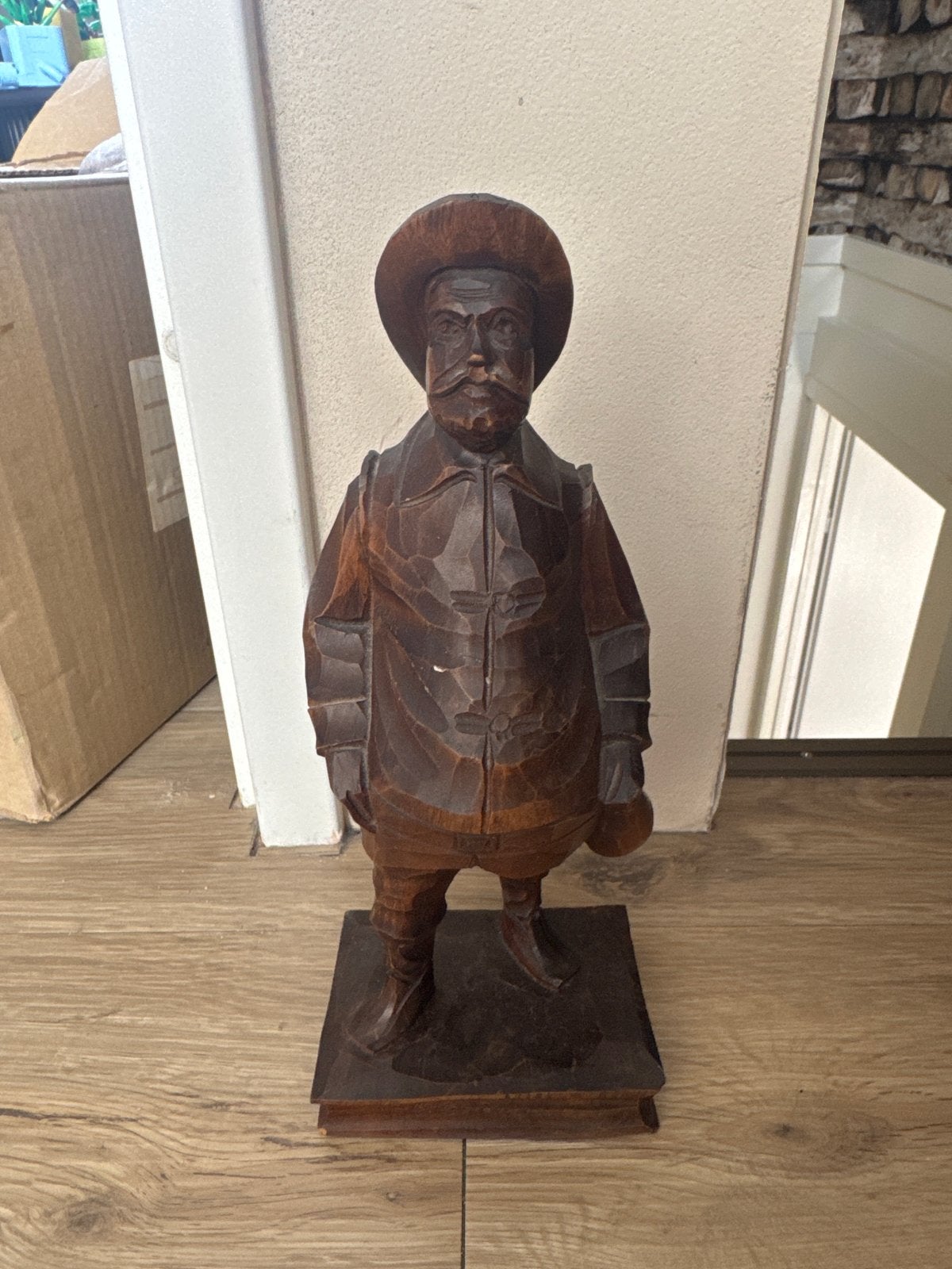 Houten beeld van een man met hoed - Handgesneden, Antiek en Kunst, Ophalen of Verzenden, Handgemaakt, 20 - 50 cm, Beeld