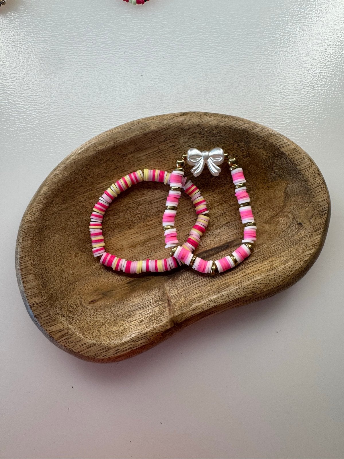 Roze en Gele Kralen Armbanden met Strikje, Sieraden, Tassen en Uiterlijk, Kunststof of Plastic, Ophalen of Verzenden, Zo goed als nieuw