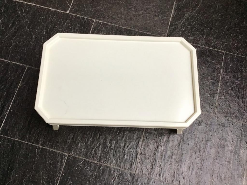 Inklapbaar bedieningsplateau voor ontbijt op bed - Rubbermai, Kunststof, Ophalen of Verzenden, Wit, Overige merken