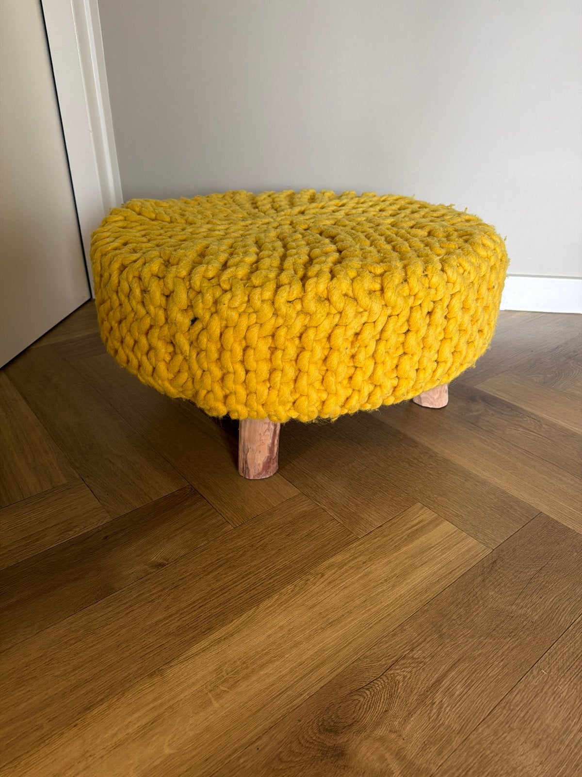Gele gebreide poef met houten pootjes, Ophalen, Zo goed als nieuw, Stof