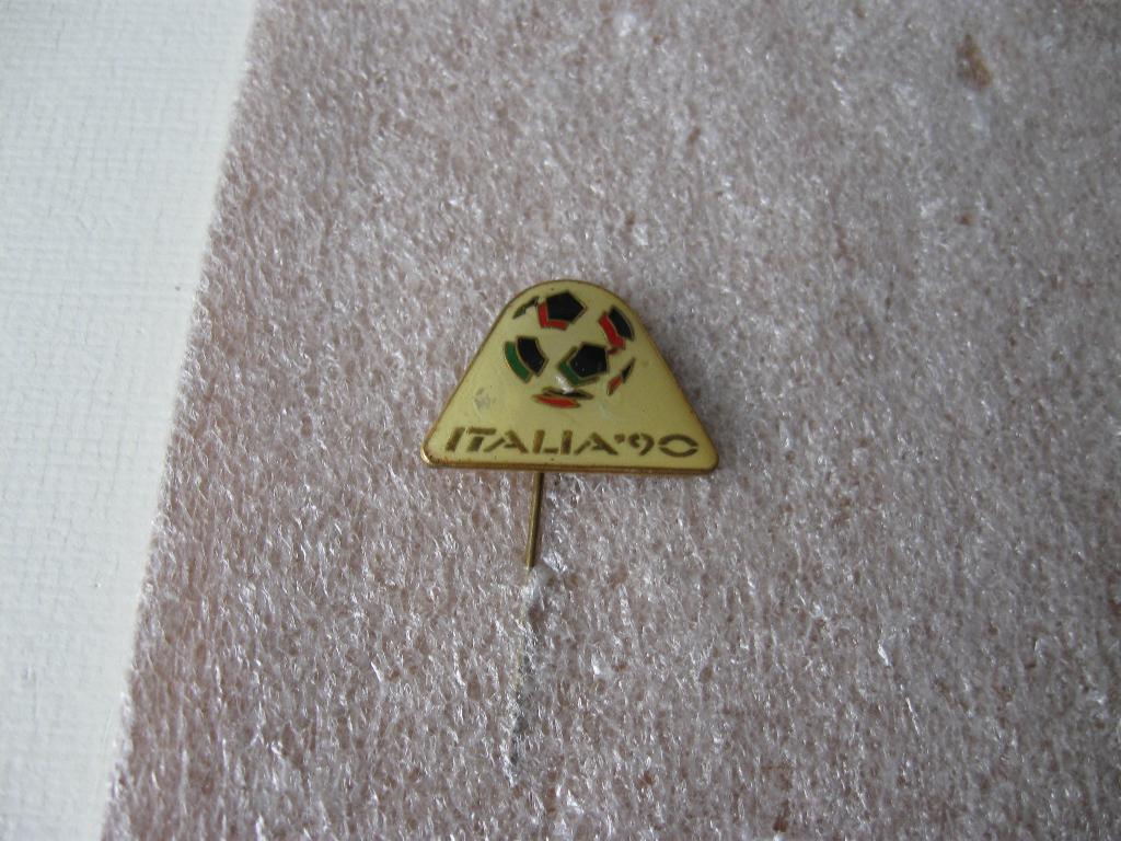 Oude WK VOETBAL speld WK  Italië 1990, Verzamelen, Speldjes, Pins en Buttons, Verzenden, Gebruikt, Overige onderwerpen
