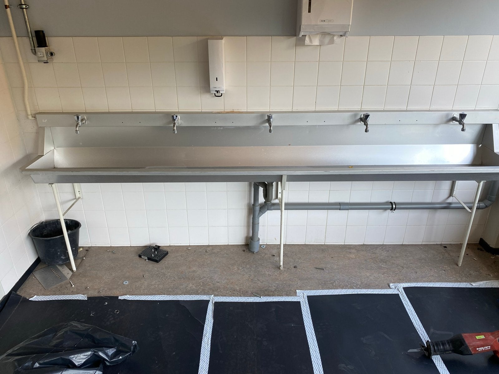 RVS wastrog met 5 kranen, gemonteerd en werkend, Ophalen, Gebruikt, Rvs, Wastafel