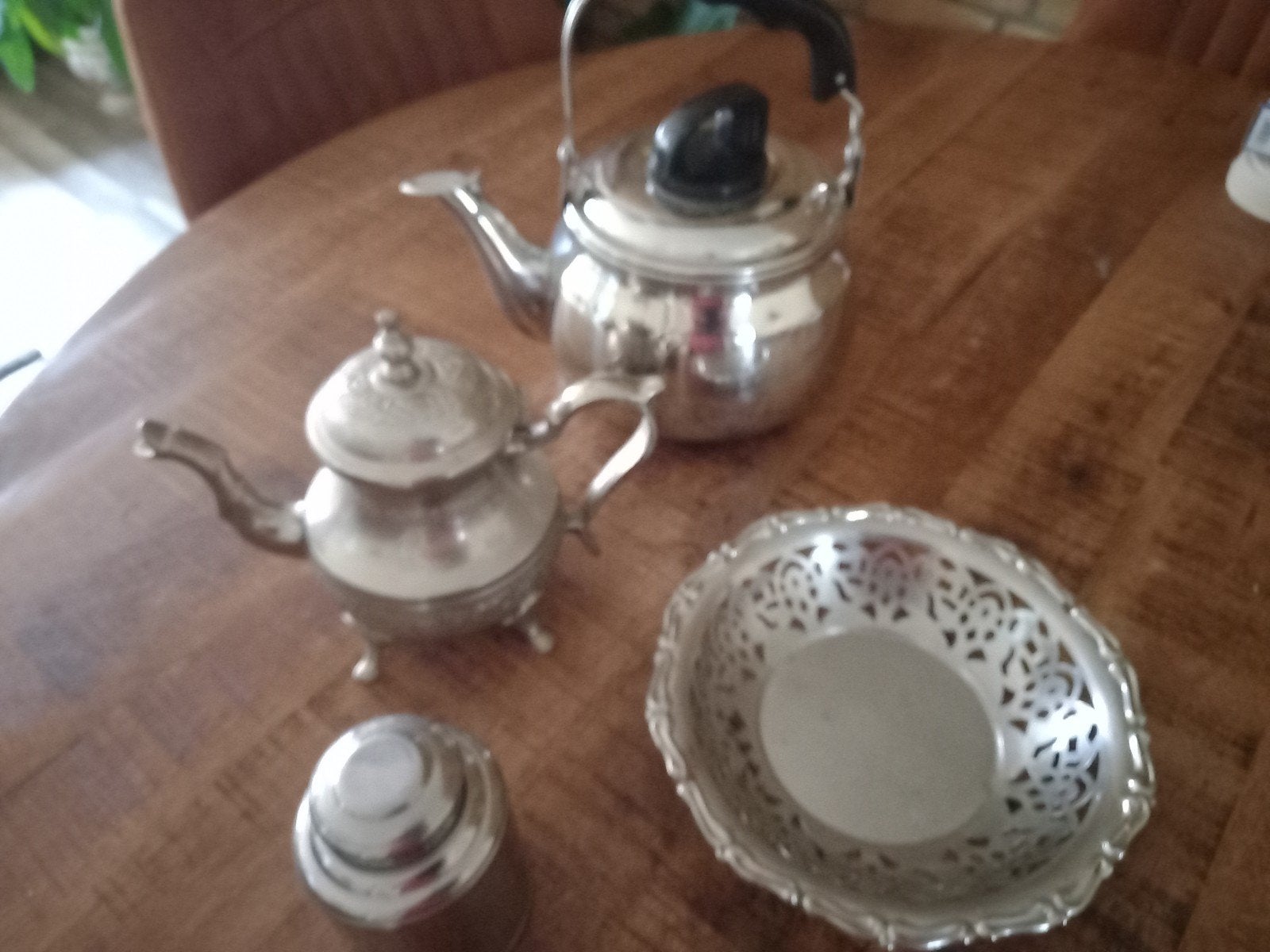 Zilverkleurige theepot en waterkoker set met schaal, Antiek en Kunst, Ophalen