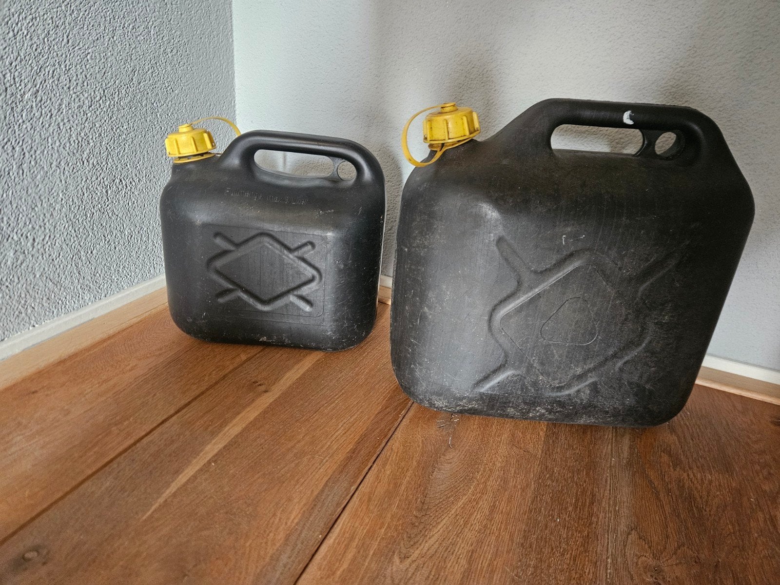 Jerrycan voor benzine 1x 5 liter 1x 10 liter, Ophalen