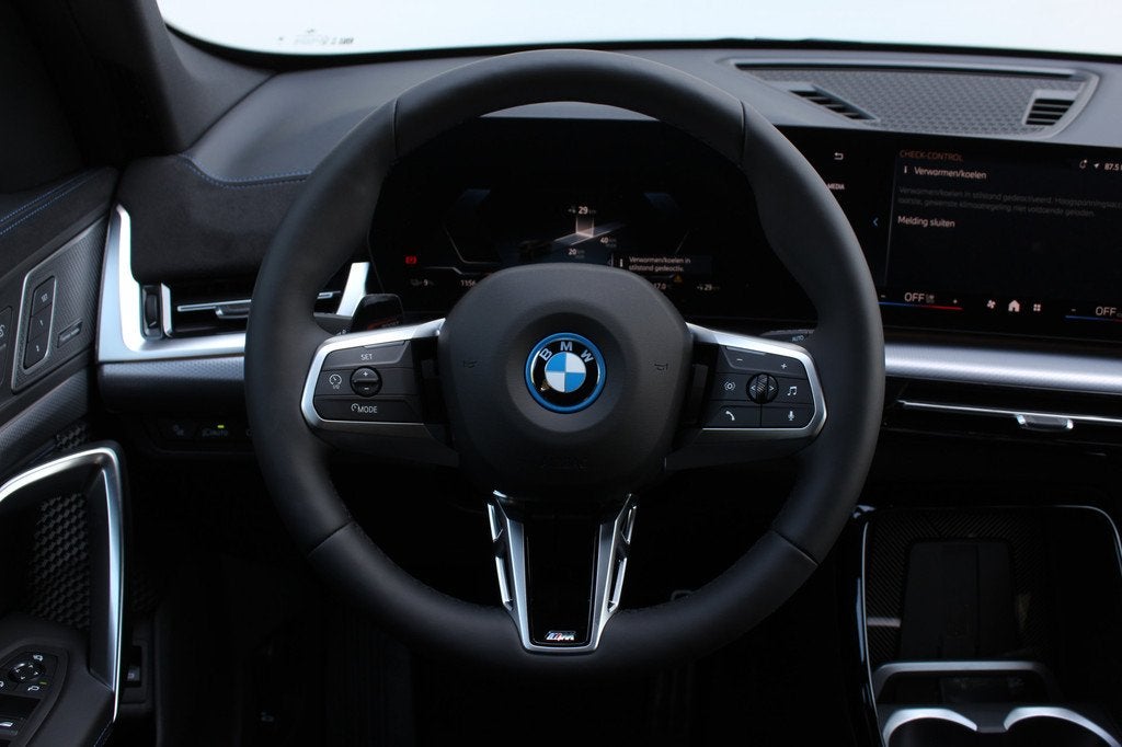 BMW iX1 eDrive20 M Sport / Trekhaak / Sportstoelen / M Adapt, Auto's, BMW, Elektrische stoelverstelling, Zwart, Zwart, Nieuw