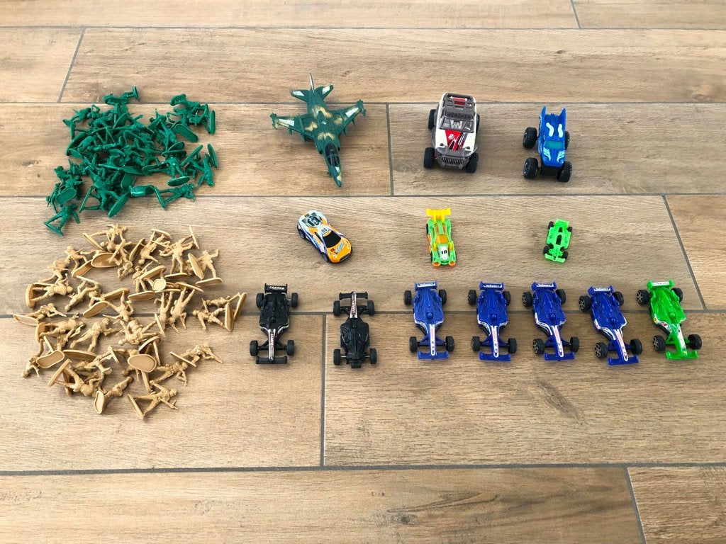 80 Soldaatjes, 1 straaljager , 2 jeeps, 10 racewagens, Ophalen, Zo goed als nieuw