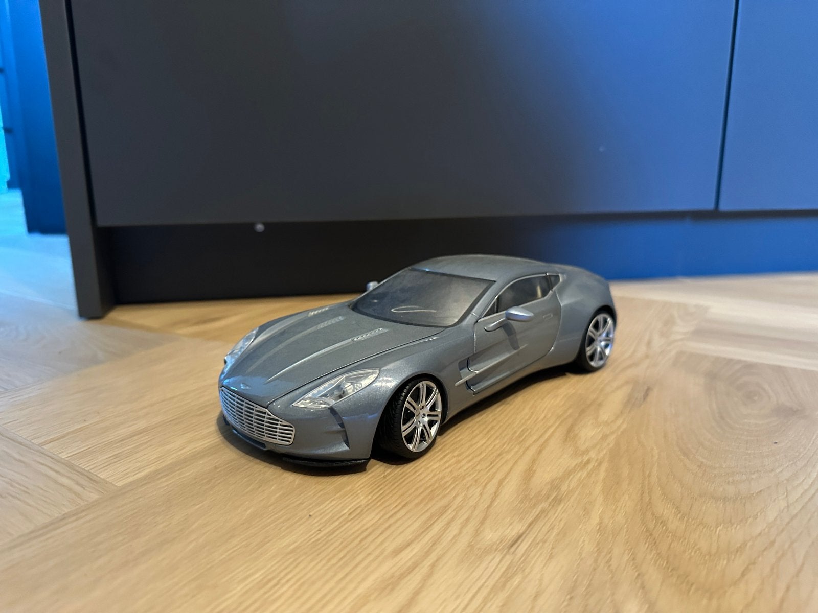 Mondo motors Aston Martin One 77 1:18 modelauto grijs, Ophalen of Verzenden, Zo goed als nieuw, Maisto