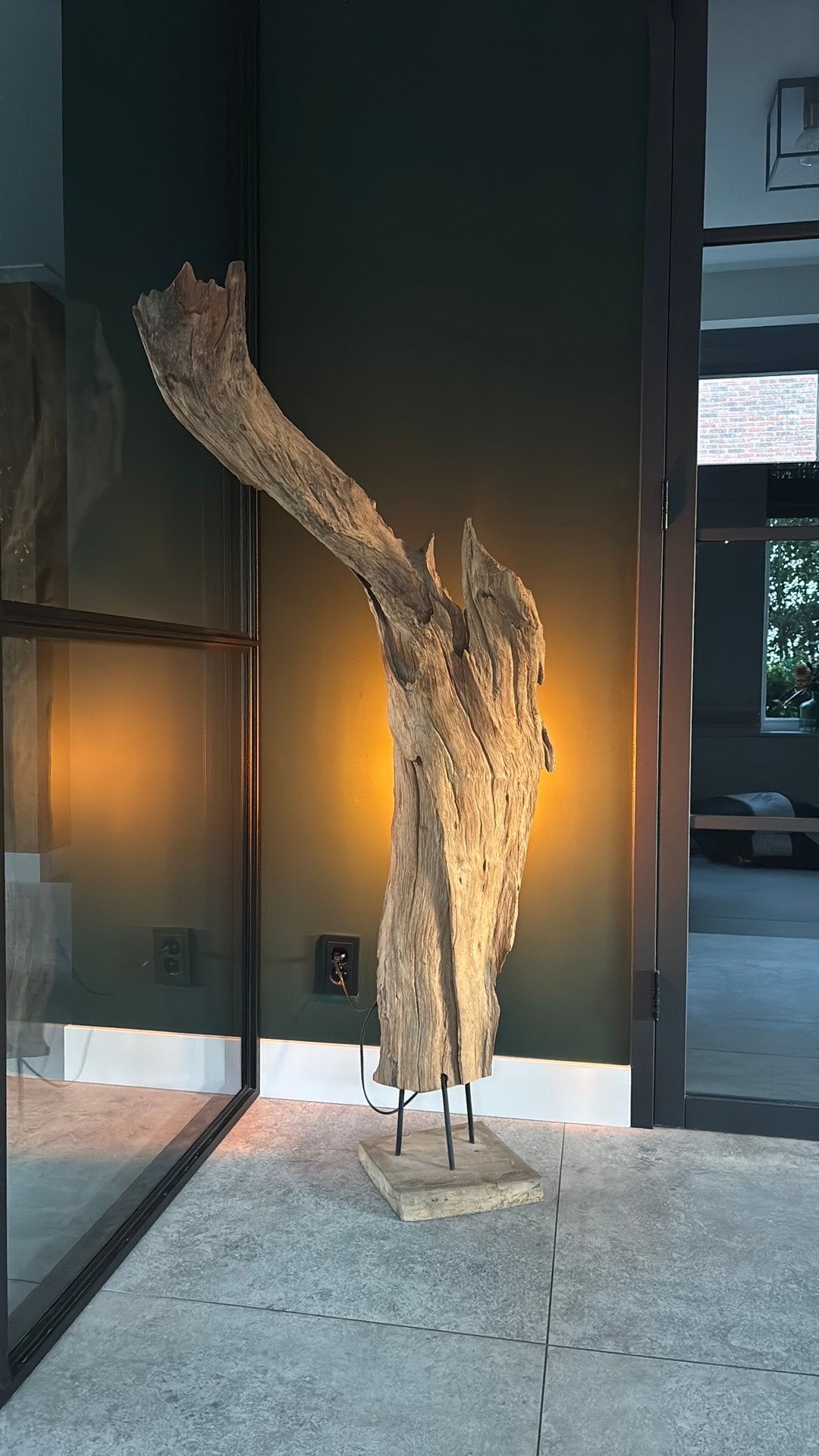Vintage Ibiza Houten Boomstronk lamp met voet en netsnoer, Ophalen, 100 tot 150 cm, Zo goed als nieuw, Hout